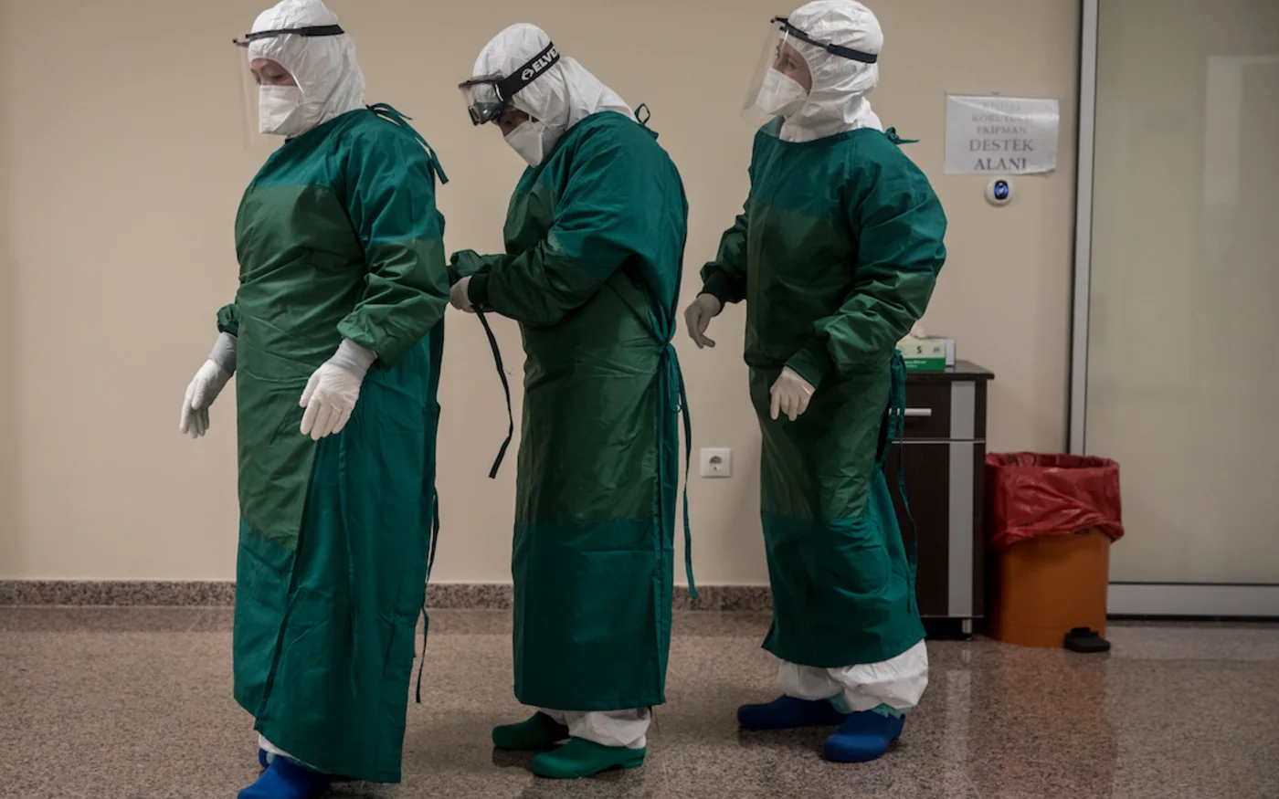 Des infirmières s'habillent avec un équipement de protection individuelle, dans un hôpital, à Istanbul, le 8 mai 2020 (AFP)