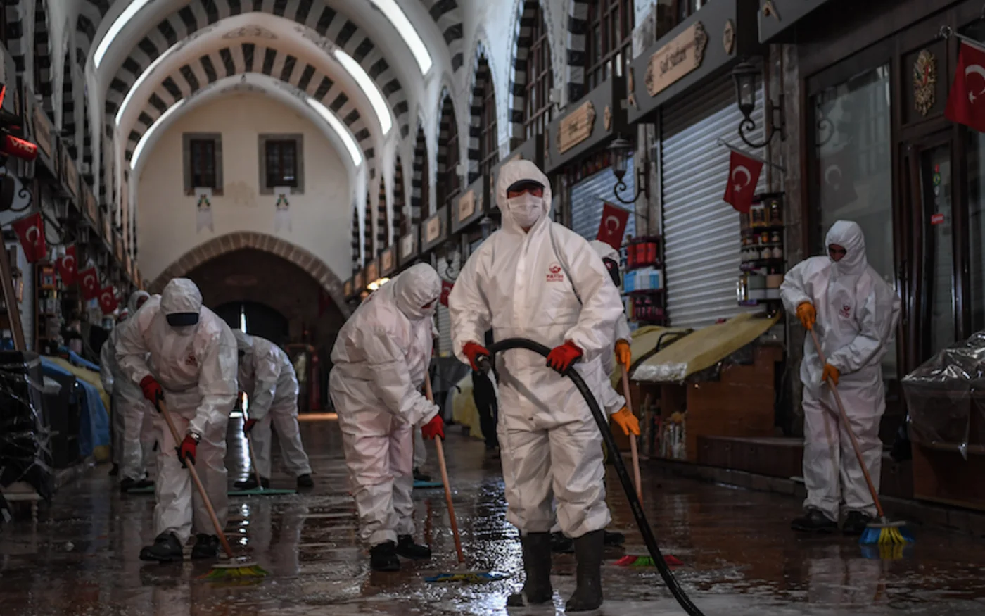 Opération de désinfection du Grand Bazar d’Istanbul, le 28 mai 2020 (AFP)