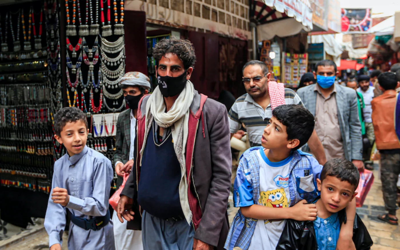 Une famille dans marché de la capitale yéménite Sanaa, le 20 mai 2020 (AFP)