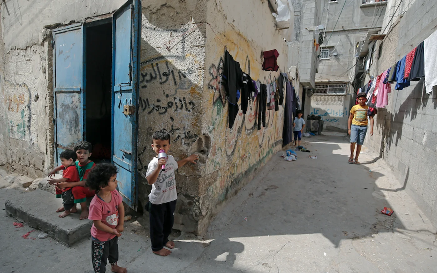 Des enfants palestiniens sont photographiés devant leurs cabanes, dans le camp de réfugiés Al-Shati, à Gaza, le 15 mai 2020 (AFP)