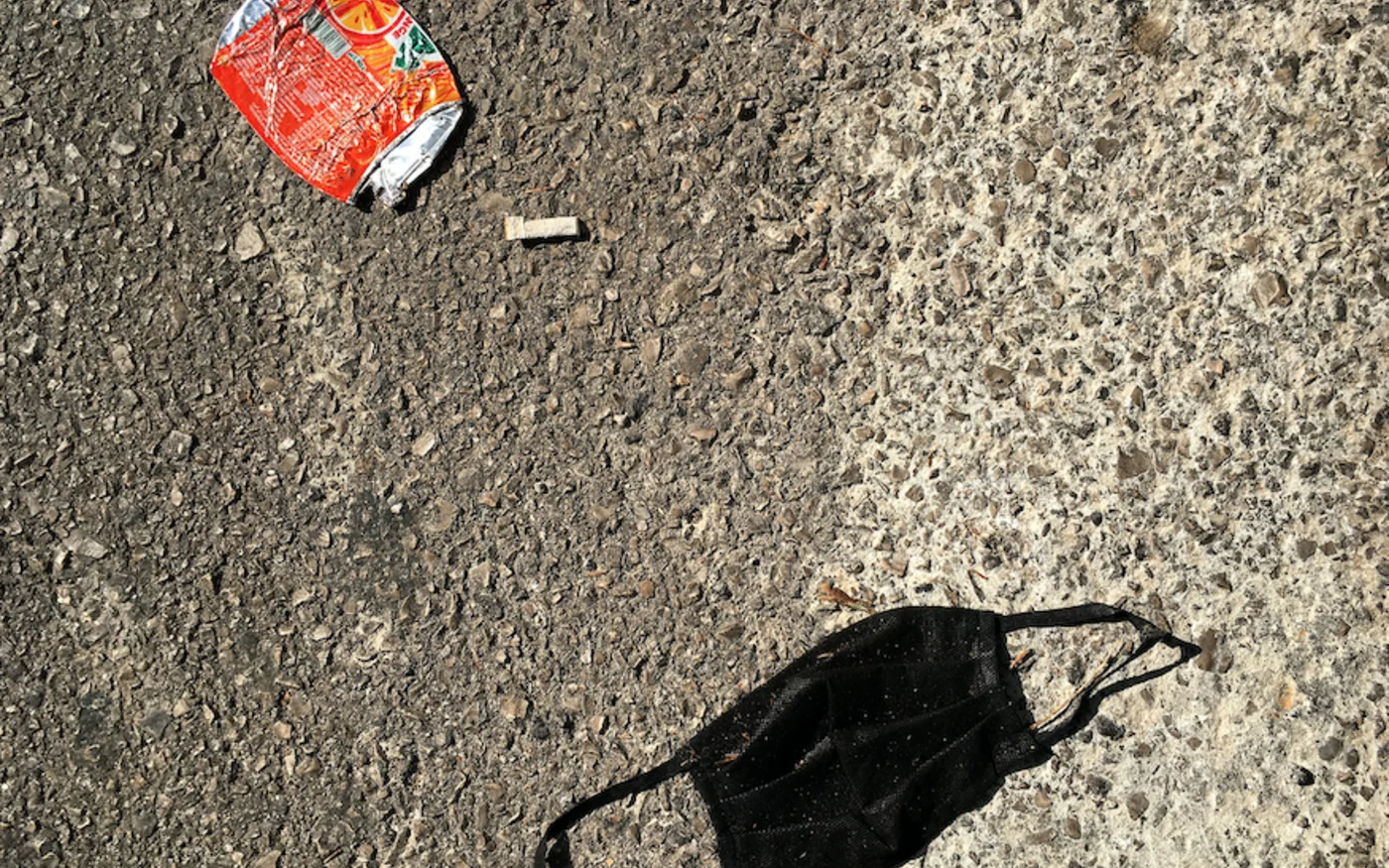 Un masque de protection est jeté sur un trottoir de la capitale libanaise, Beyrouth, le 7 avril 2020 (AFP)