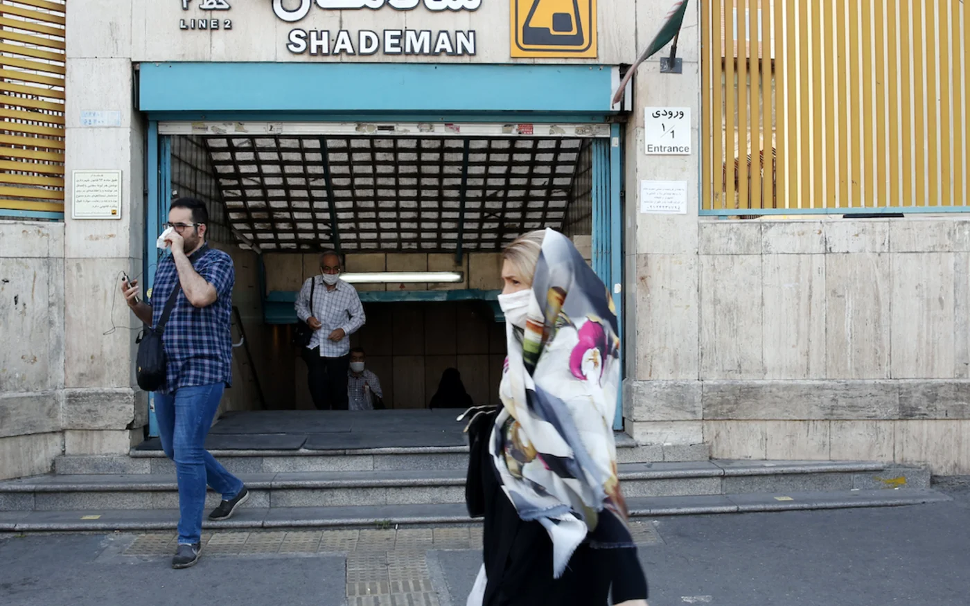 Une Iranienne passe devant une station de métro, à Téhéran, le 10 juin 2020 (AFP)