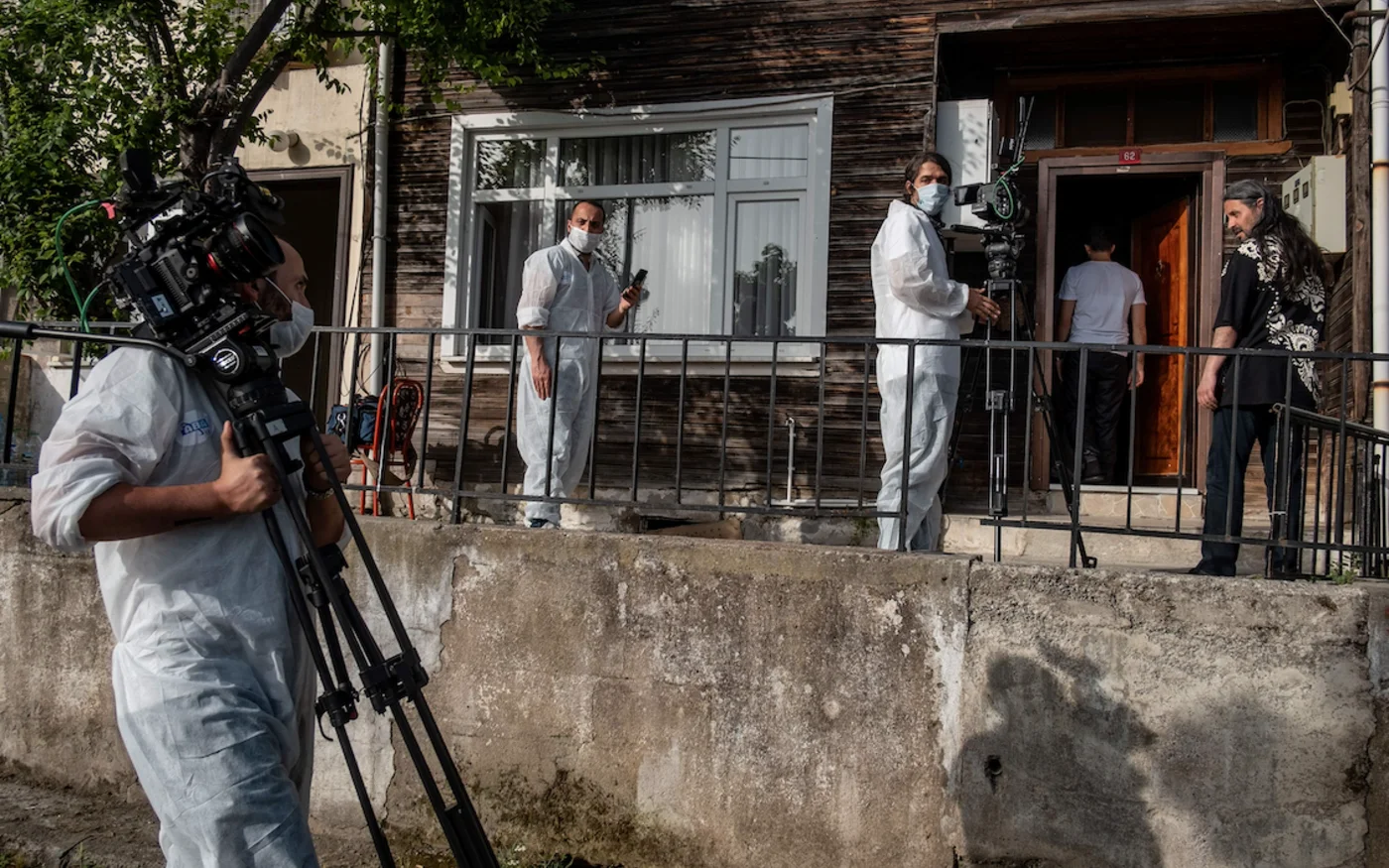 Les membres de l'équipe de Tutunamayanlar et l'acteur turc Dogu Demirkol se préparent à enregistrer un épisode, à Beykoz, dans la banlieue d'Istanbul, le 20 mai 2020 (AFP)