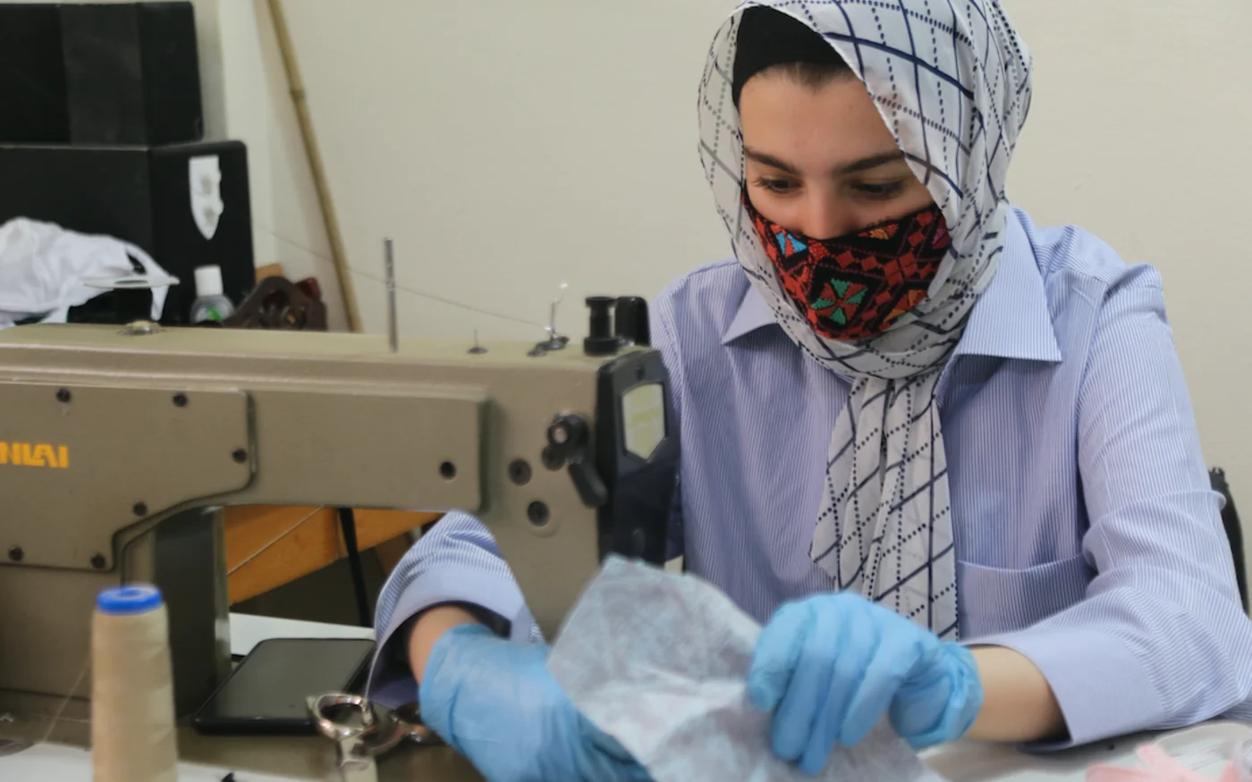 Une femme égyptienne fabrique des masques, à El-Arish, le 3 juin 2020 (AFP)