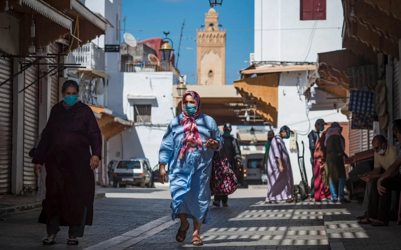 Des femmes traversent une rue, à Rabat, le 10 juin 2020 (AFP)