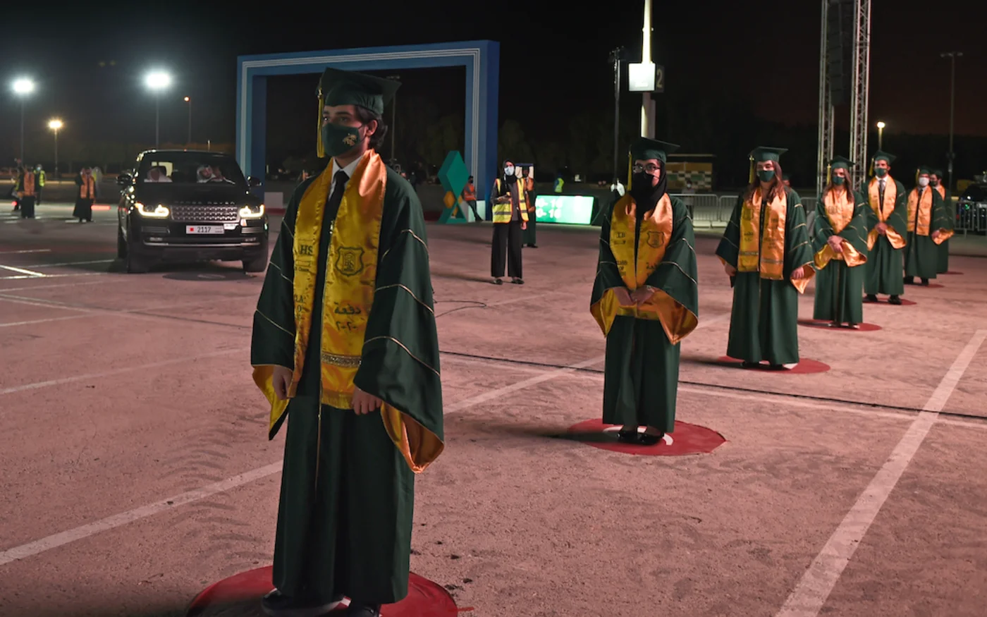 Des bacheliers de l'école Bahrain Bayan attendent de recevoir leurs diplômes, à Manama, le 10 juin 2020 (AFP)