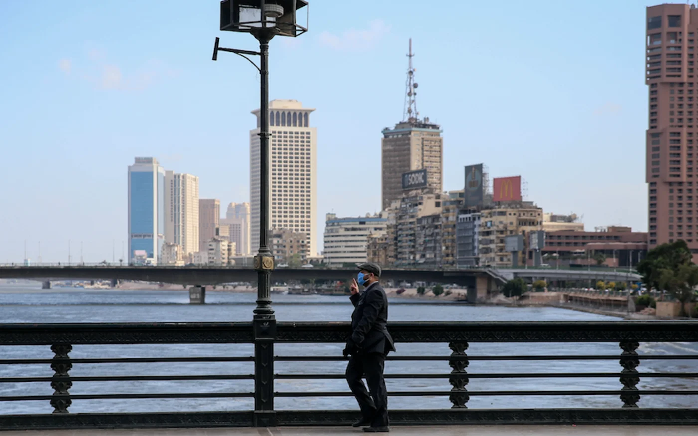 Un homme marche le long du pont Kasr el-Nil , au Caire, le 24 mai 2020 (AFP)