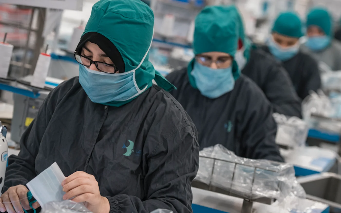 Des ouvrières préparent des masques dans une usine, à Casablanca, le 16 avril 2020 (AFP)