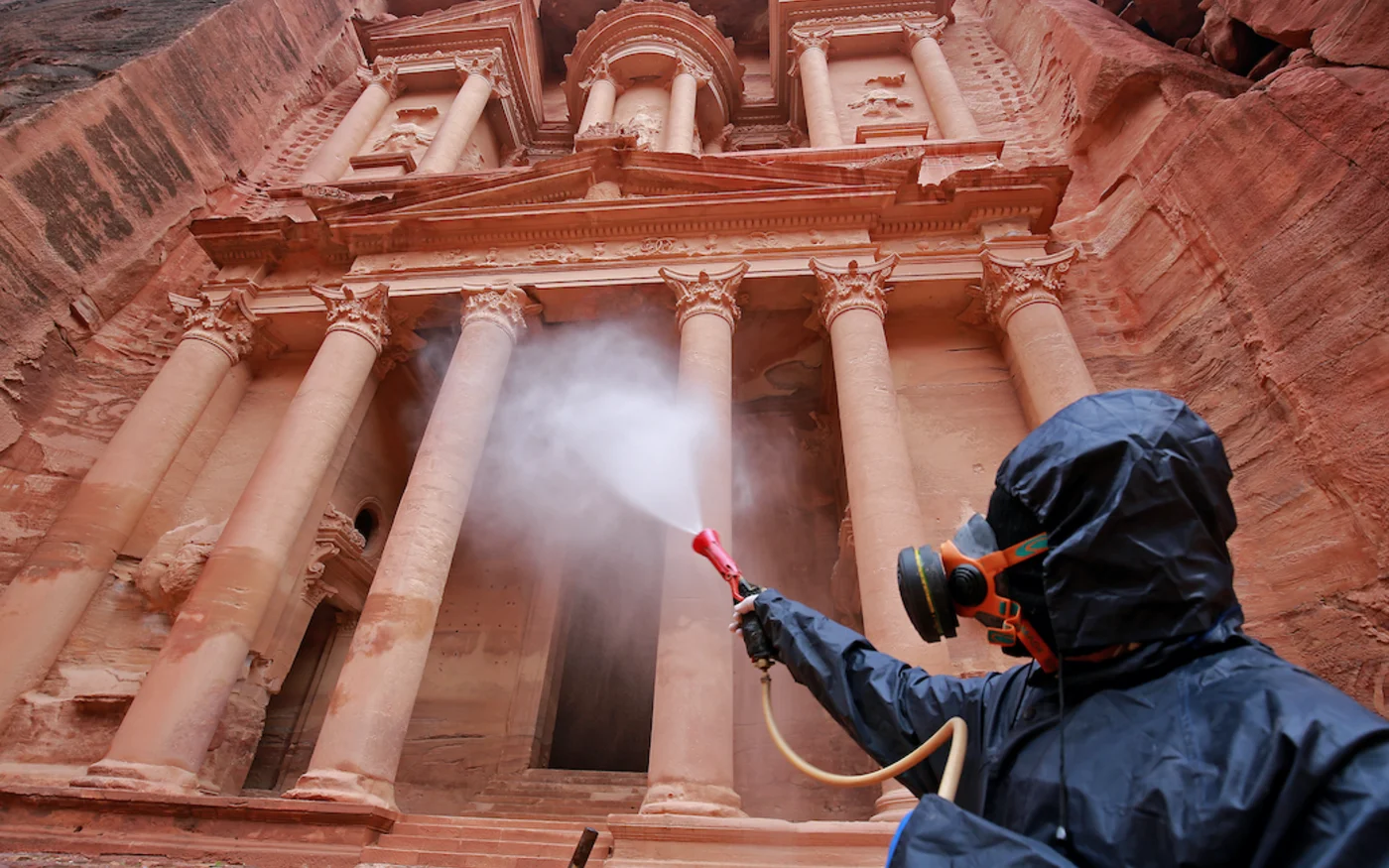Opération de désinfection de la ville archéologique jordanienne de Petra, le 17 mars 2020 (AFP)