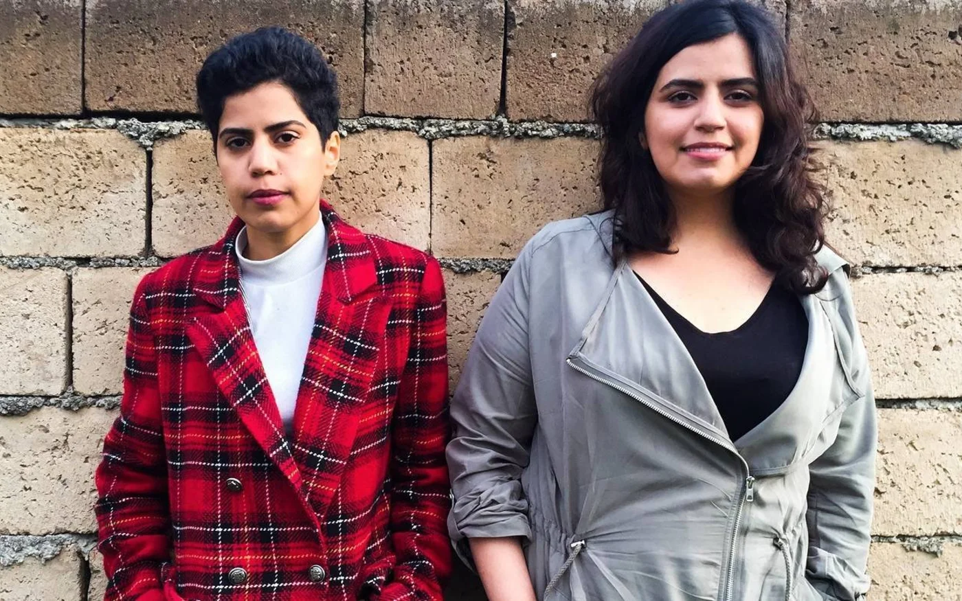 Les sœurs Maha et Wafa al-Subaie à l’extérieur d’un centre d’accueil pour demandeurs d’asile en Géorgie. Quelques semaines auparavant, elles avaient lancé un appel à l’aide sur Twitter après avoir fui leur famille (Reuters)