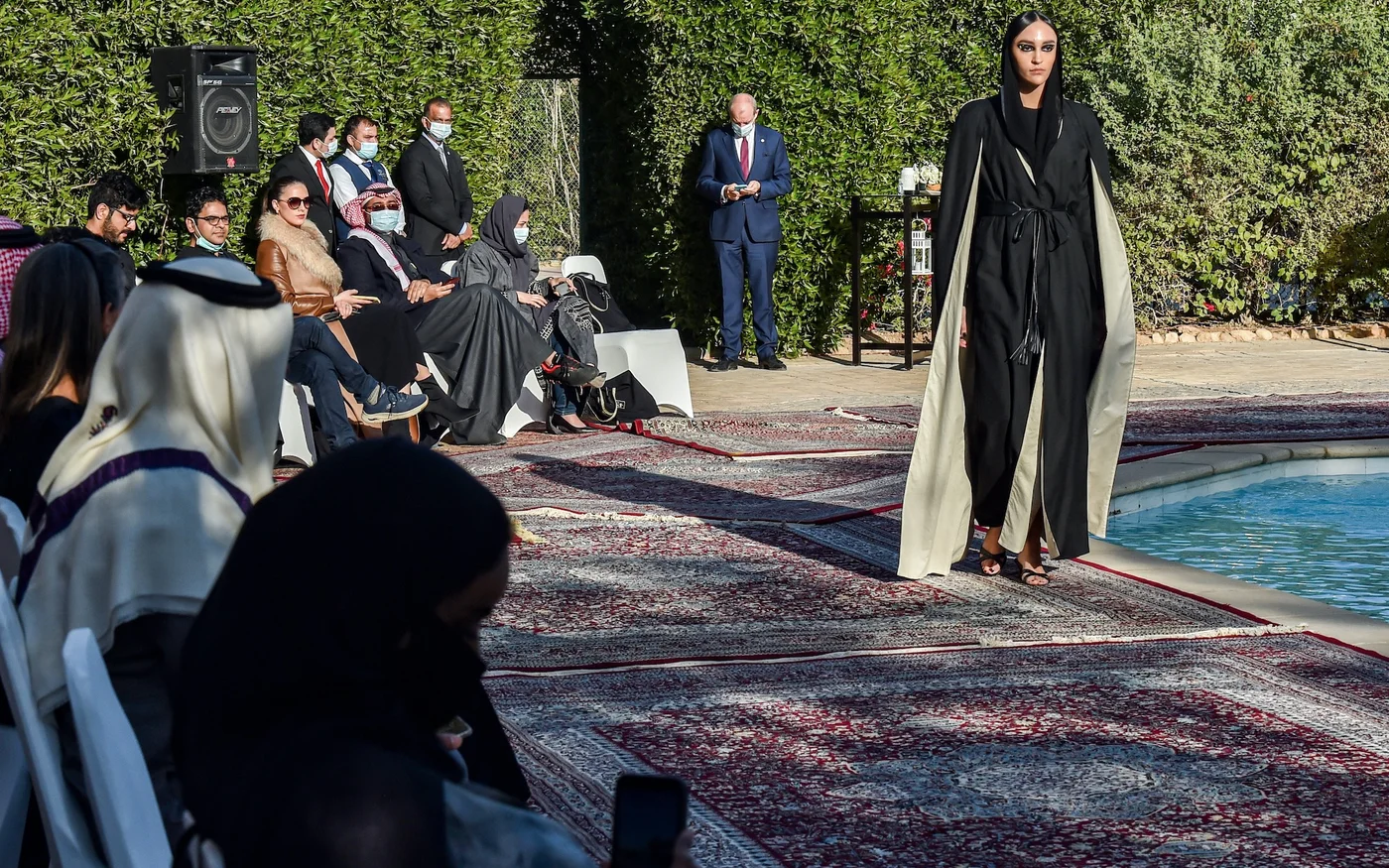 Un mannequin défile lors de la présentation de la collection «&nbsp;Khaleeki Chic&nbsp;» à la résidence belge dans le quartier diplomatique de Riyad (AFP)