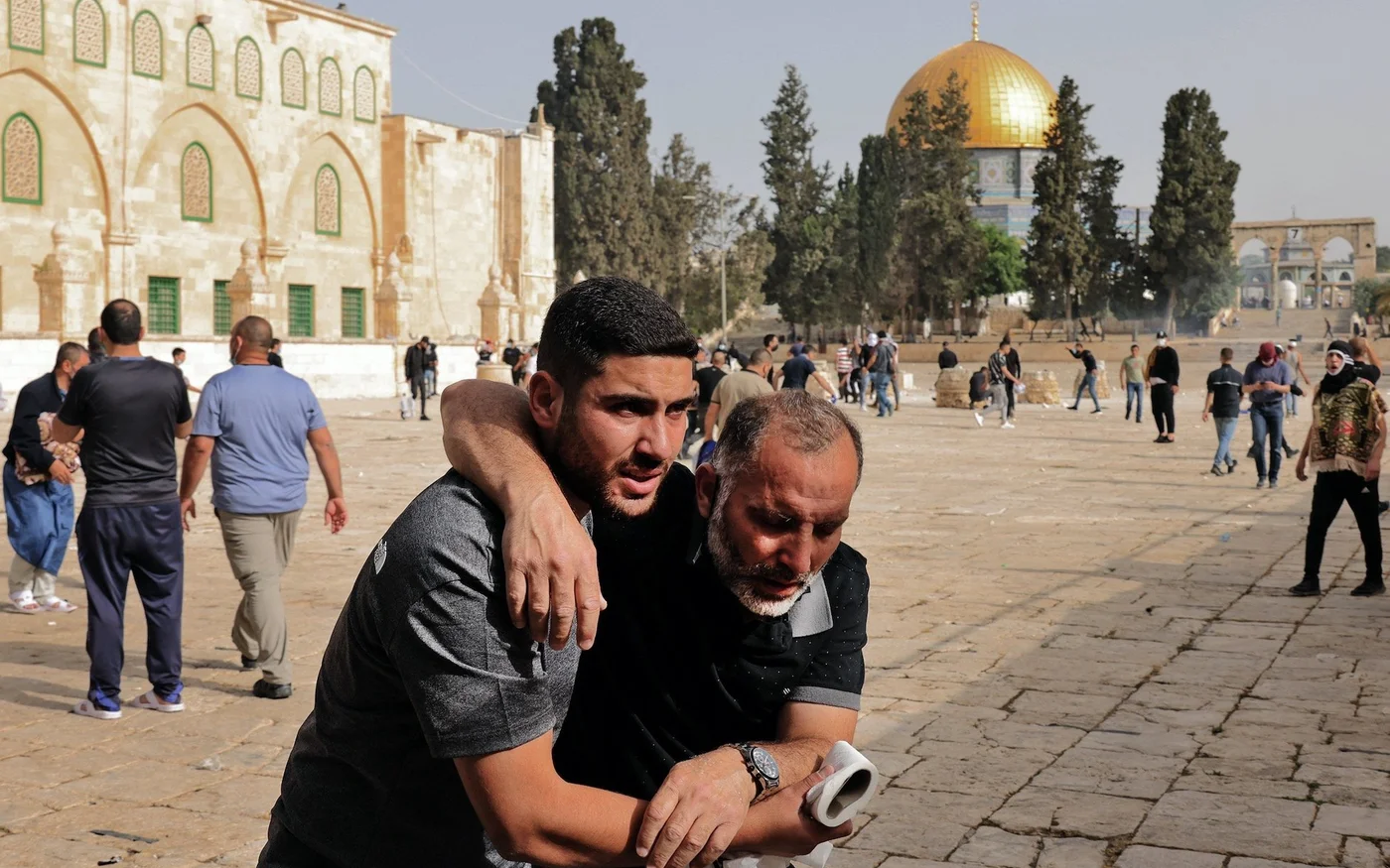 Des Palestiniens échappent aux gaz lacrymogènes et aux balles en caoutchouc après le raid des forces israéliennes sur al-Aqsa (AFP)