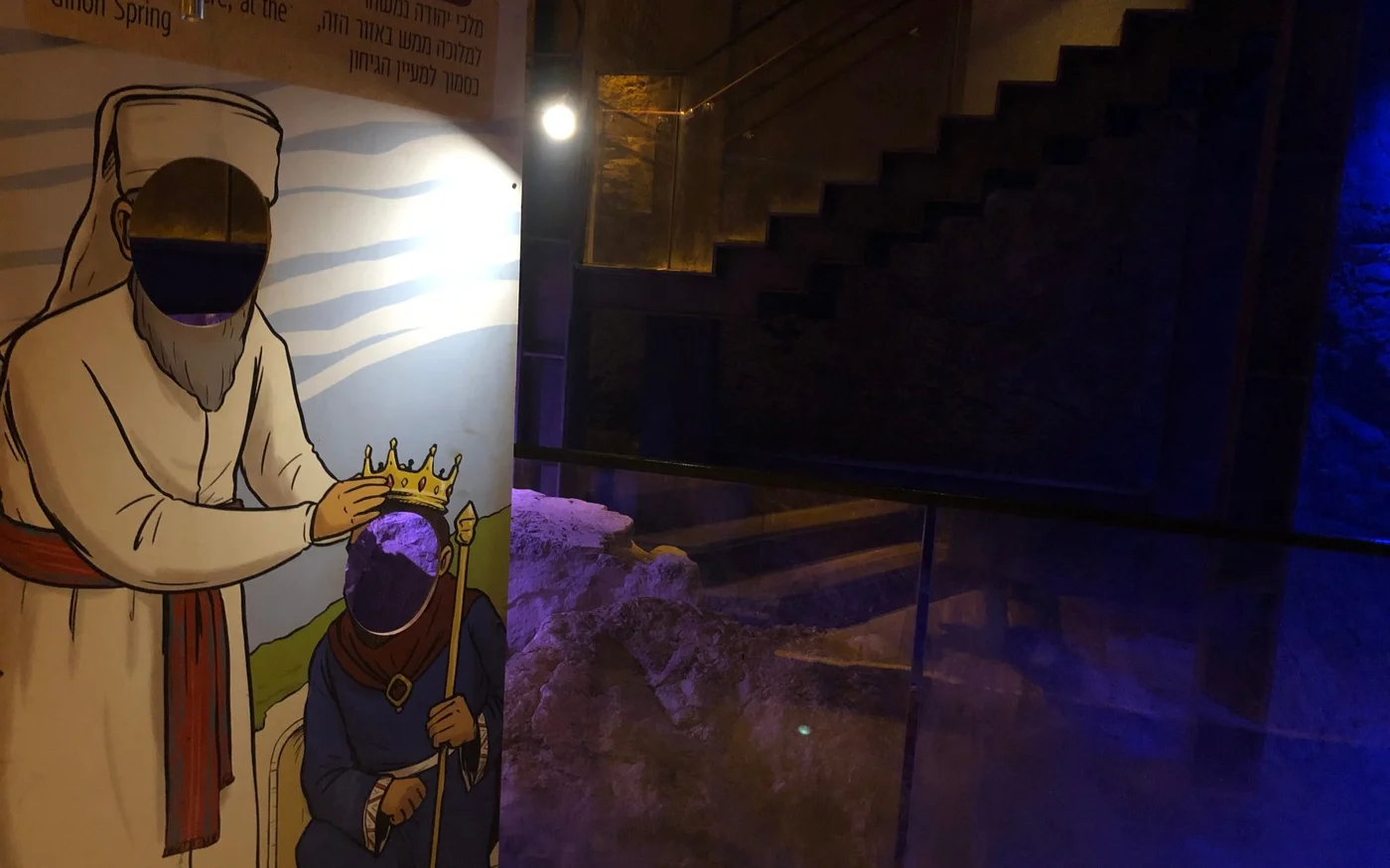 Silhouettes passe-tête dans les tunnels passant sous Silwan, à Jérusalem-Est occupée (MEE/Juman Abu Arafeh)