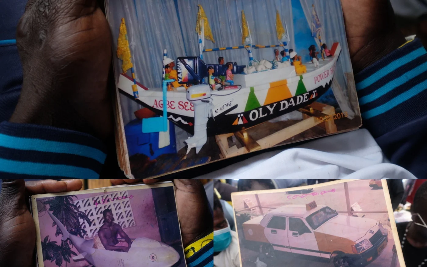 Stephen Donkoh montre fièrement des photographies de son travail, notamment des cercueils en forme de bateau de pêche, de requin ou de taxi (MEE/Karlos Zurutuza)