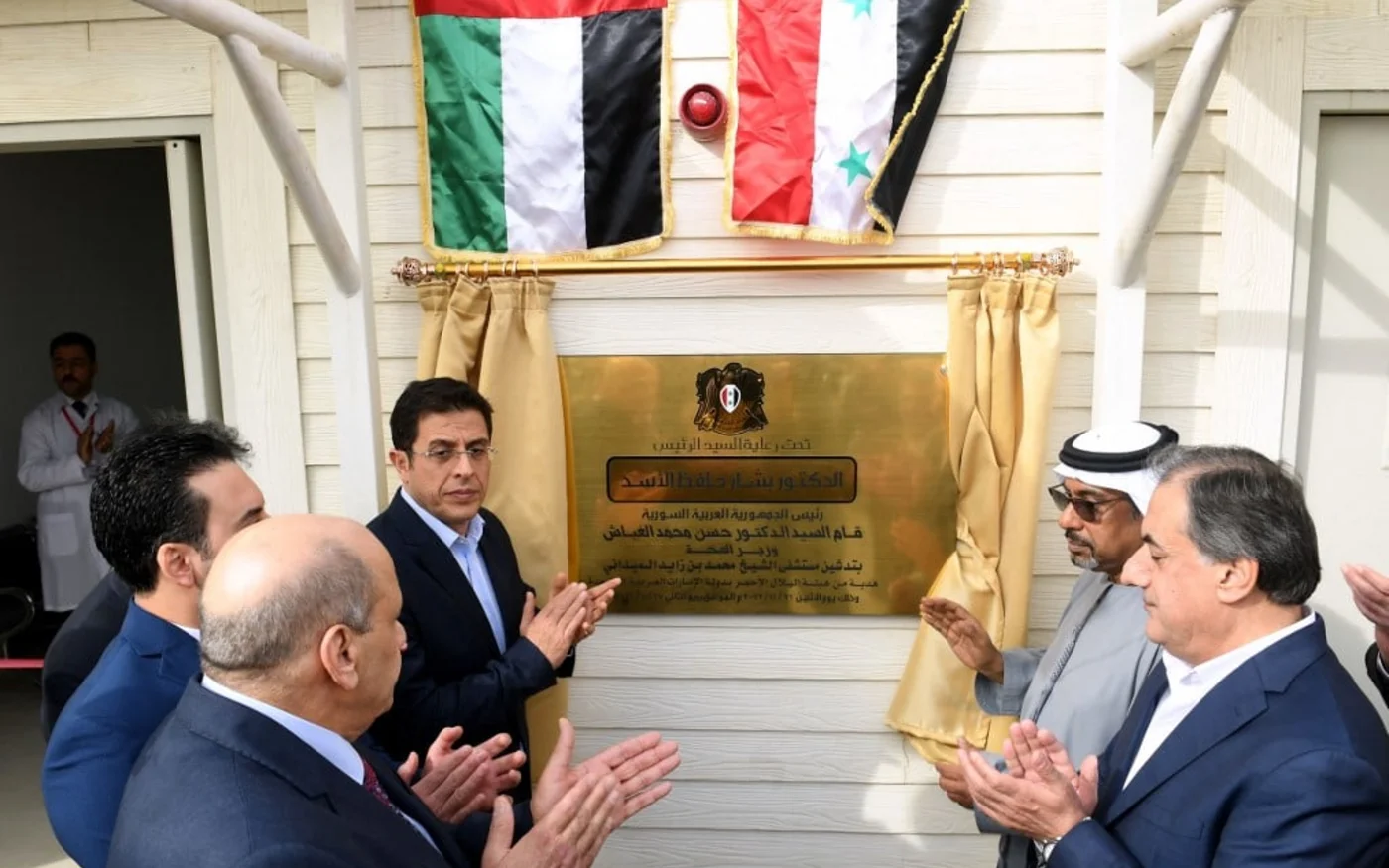 Le ministre syrien de la Santé Hassan al-Ghabbash (à gauche) et Abdul Hakim al-Noaimi, chargé d’affaires émirati, participent à l’inauguration d’un hôpital de campagne financé par les Émirats arabes unis à Alep (Syrie), le 21 novembre 2022 (AFP)