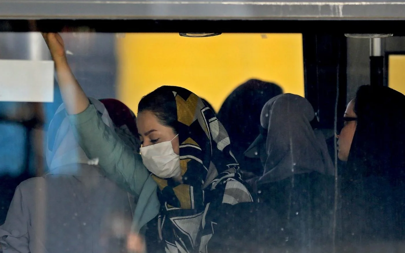 Des Iraniennes sont photographiées à l'intérieur d'un bus, à Téhéran, le 16 juin 2020 (AFP)