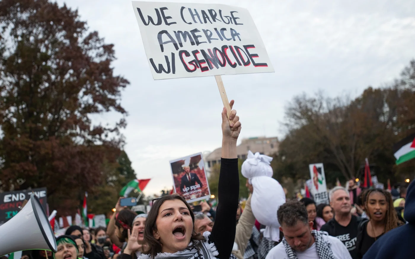 Des milliers de manifestants anti-Israël se rassemblent devant la Maison-Blanche, réclamant la fin de la guerre entre Israël et le Hamas, à Washington, le 4 novembre 2023 (Reuters)