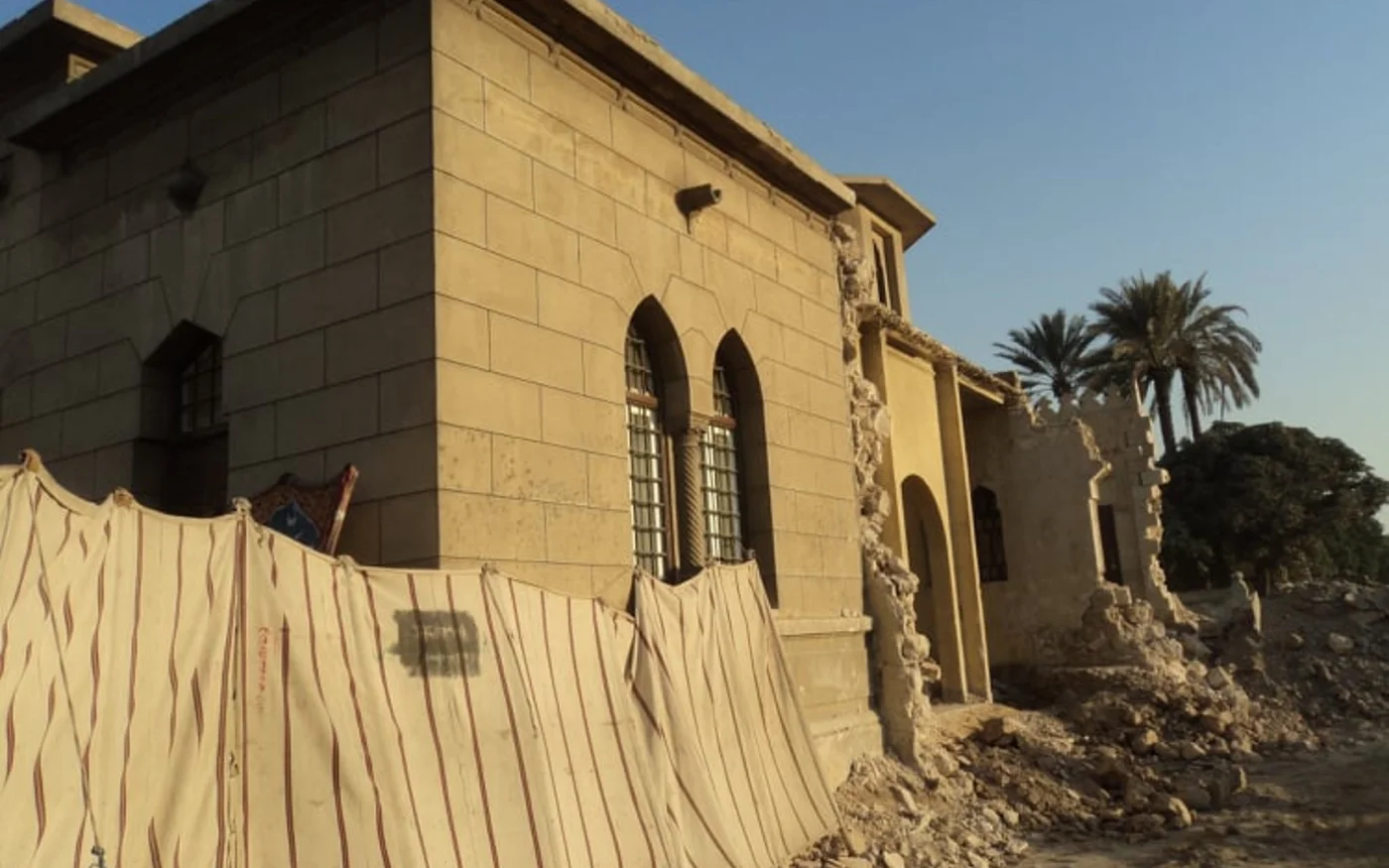 Façades de tombeaux détruites dans la Cité des morts, en juillet 2020. Les autorités ont complètement démoli certains tombeaux dans la zone et détruit partiellement d’autres tombeaux pour construire un nouveau pont routier (MEE)