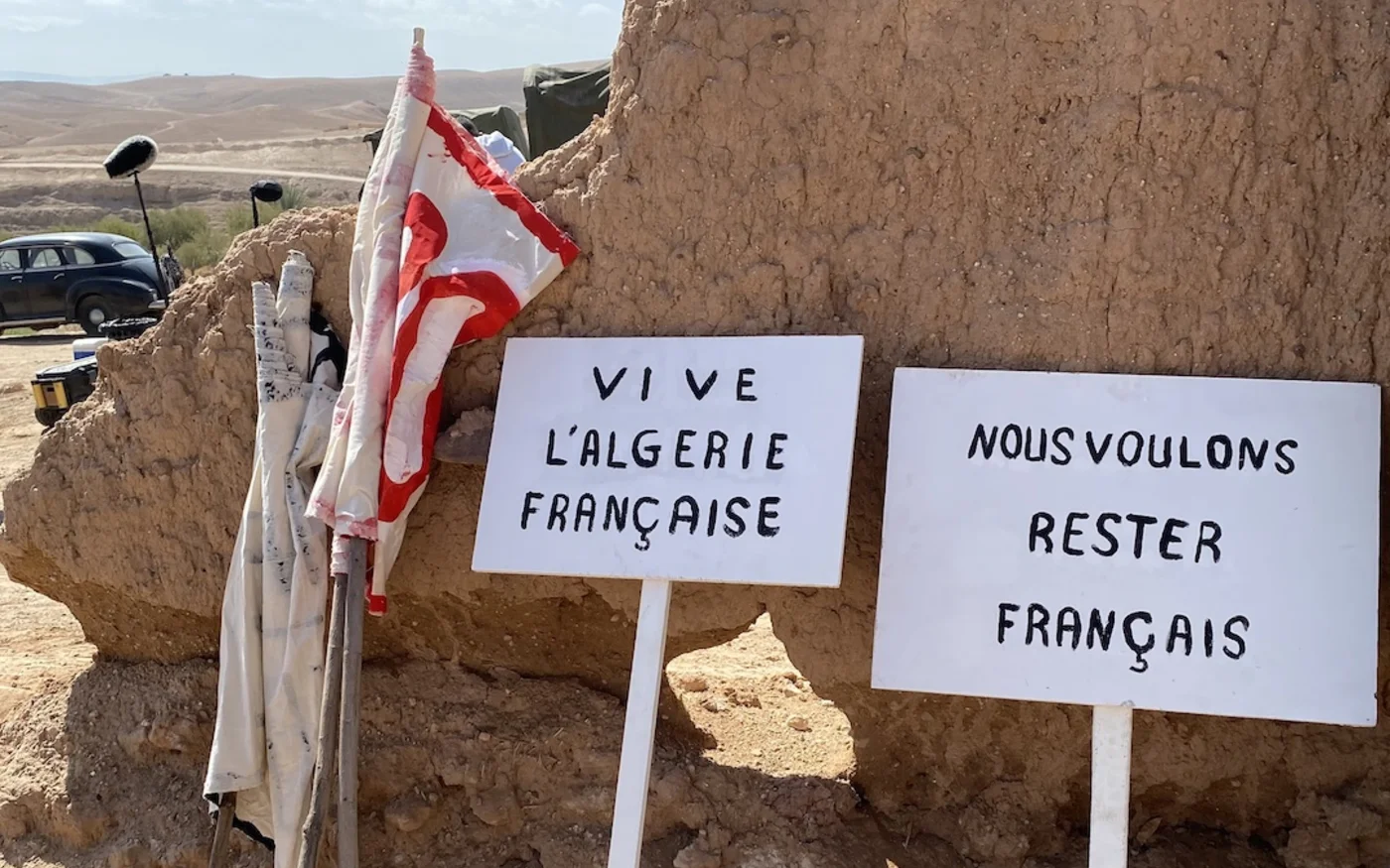 Plusieurs éléments servent d’indices quant à la reconstitution minutieuse opérée par la direction artistique du film (avec l’aimable autorisation de Roland Carrée)