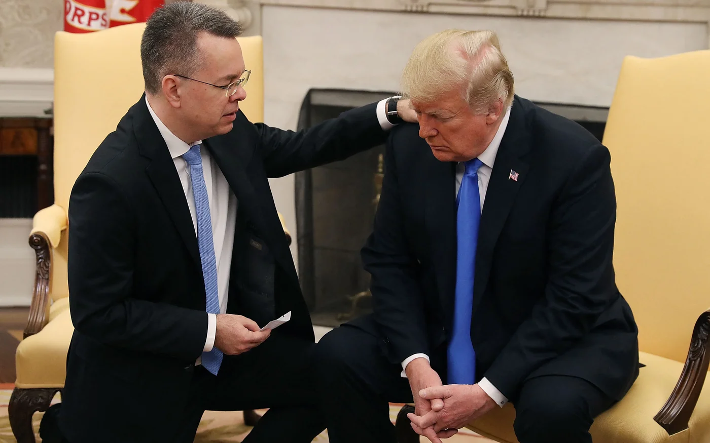 Le prêtre Andrew Brunson prie pour l'ancien président américain Donald Trump, à la Maison Blanche, le 13 octobre 2018 (AFP/Roberto Schmidt) 