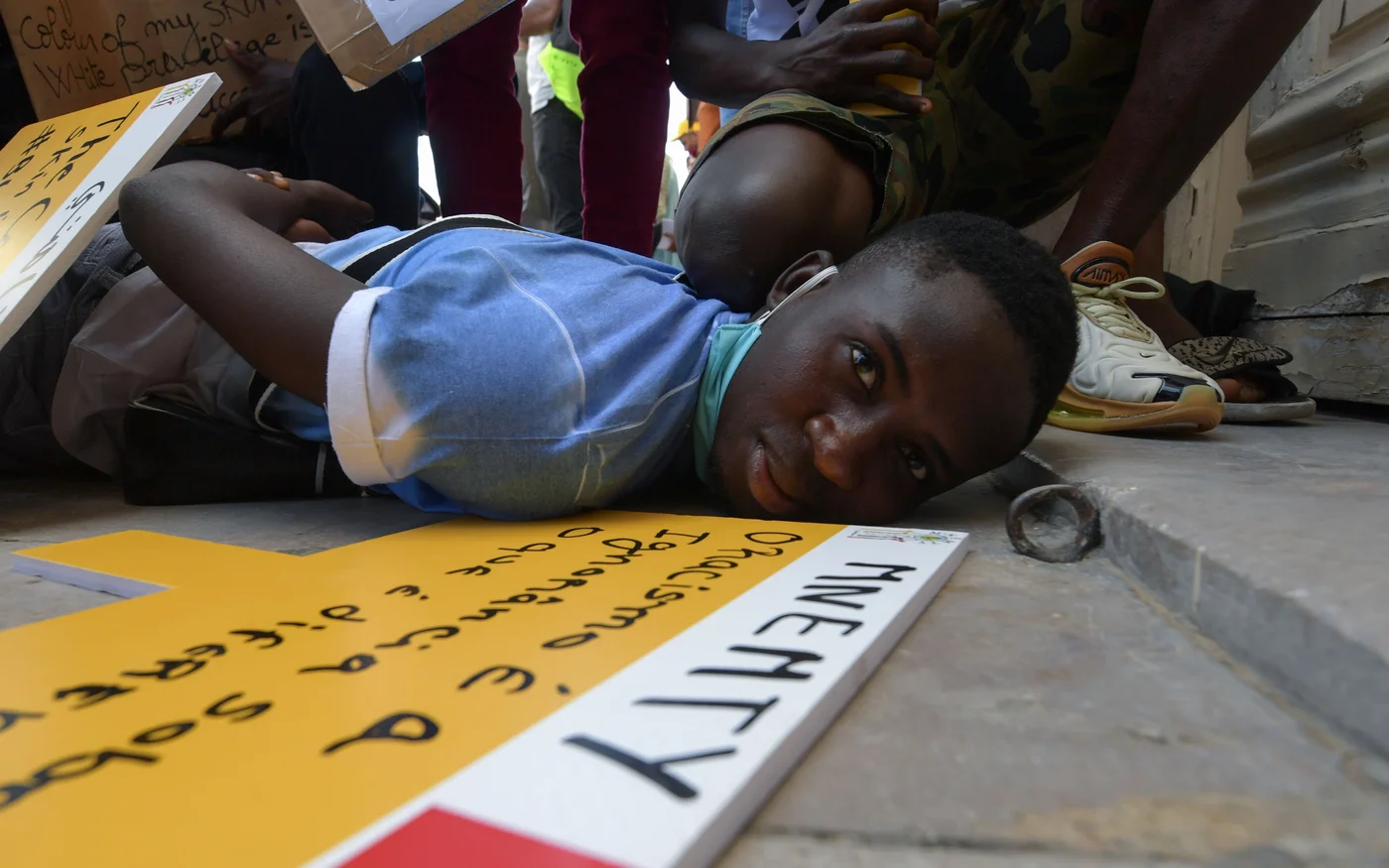 De jeunes noirs à Tunis protestent contre la mort de George Floyd en juin 2020 (AFP)
