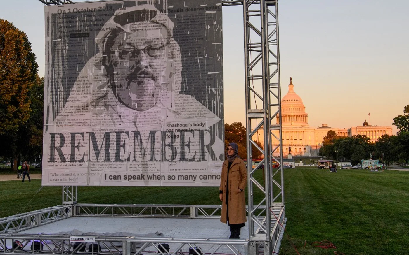 Hatice Cengiz, la fiancée du journaliste et dissident saoudien assassiné Jamal Khashoggi, pose à côté d’un portrait de lui après l’avoir dévoilé sur le National Mall à Washington D.C., le 1er&nbsp;octobre&nbsp;2021 (AFP)