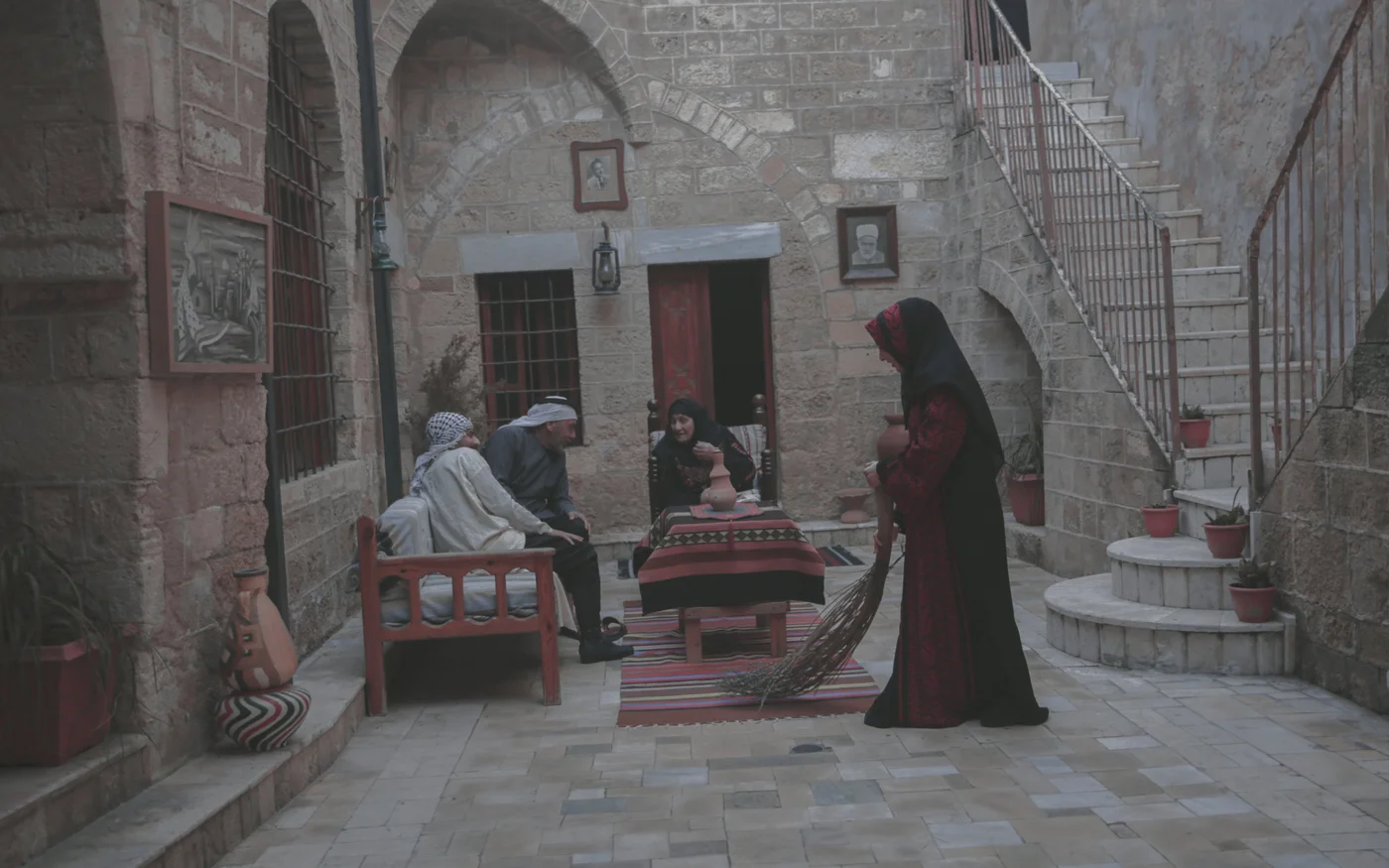 « Je me suis mariée ici, dans cette maison, c’est ici que j’ai vieilli et donné naissance à mes enfants, et me voilà en train de marier mon fils au même endroit » (MEE/Mohammed Salem)
