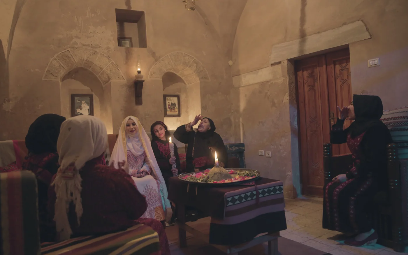 Des femmes se rassemblent autour d’une mariée, chantent et ululent (MEE/Mohammed Salem)