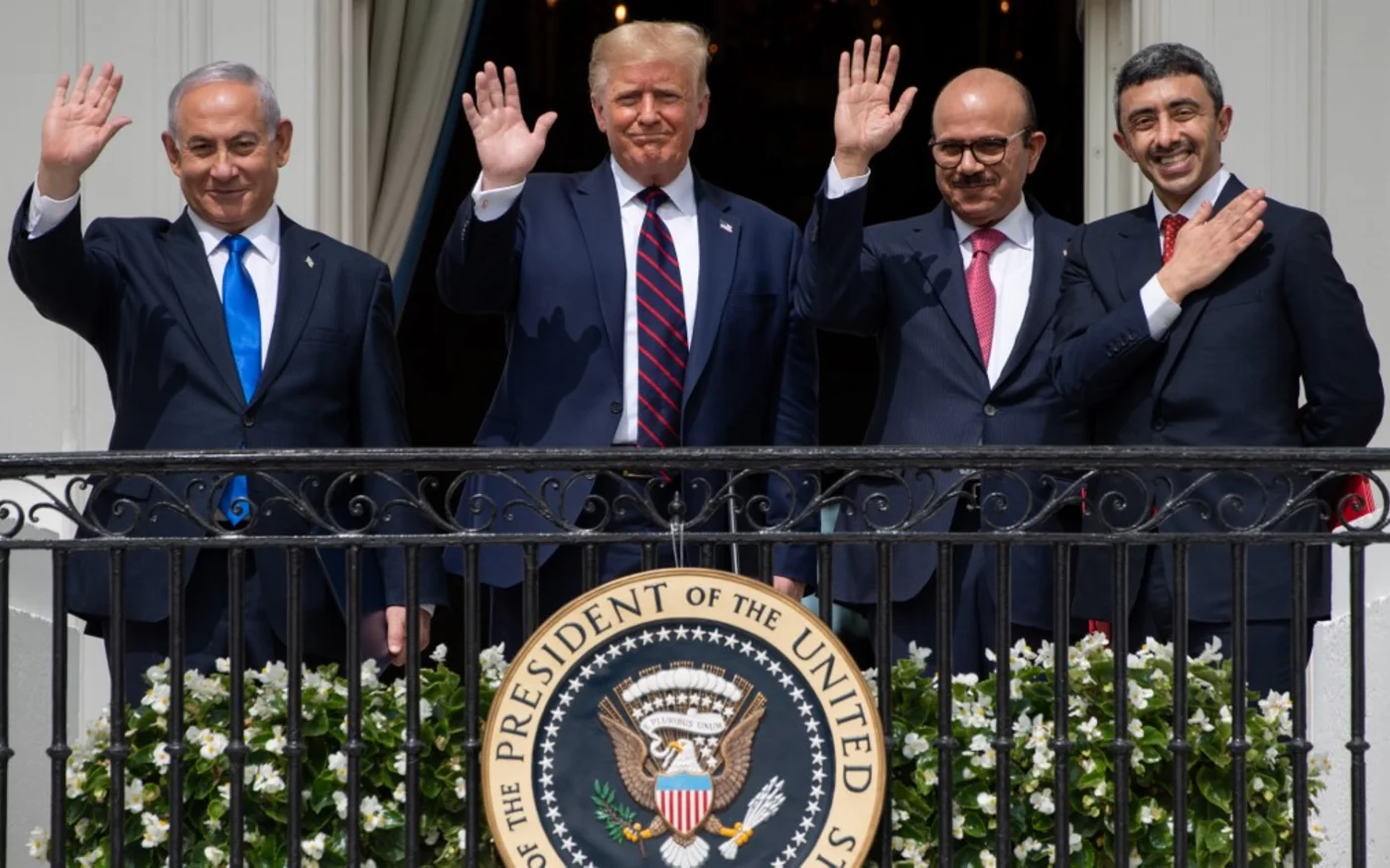 Le Premier ministre israélien Benyamin Netanyahou, l’ancien président américain Donald Trump et les ministres des Affaires étrangères bahreïni et émirati à la Maison-Blanche, le 15 septembre 2020 (AFP)