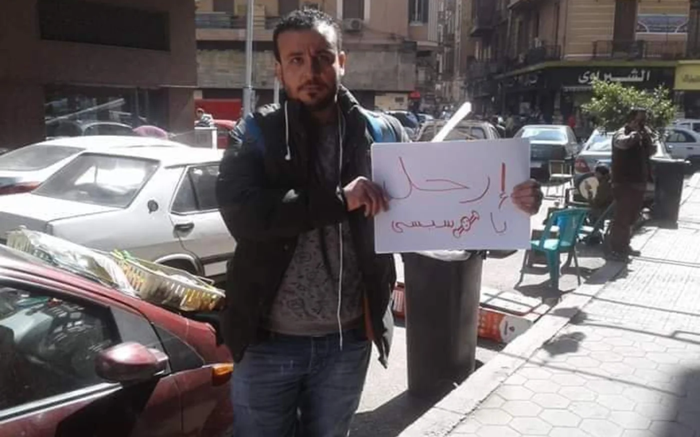 Un Égyptien, Ahmed Mohy, manifeste seul en tenant une pancarte «&nbsp;Sissi démission&nbsp;» avant d’être arrêté (réseaux sociaux)