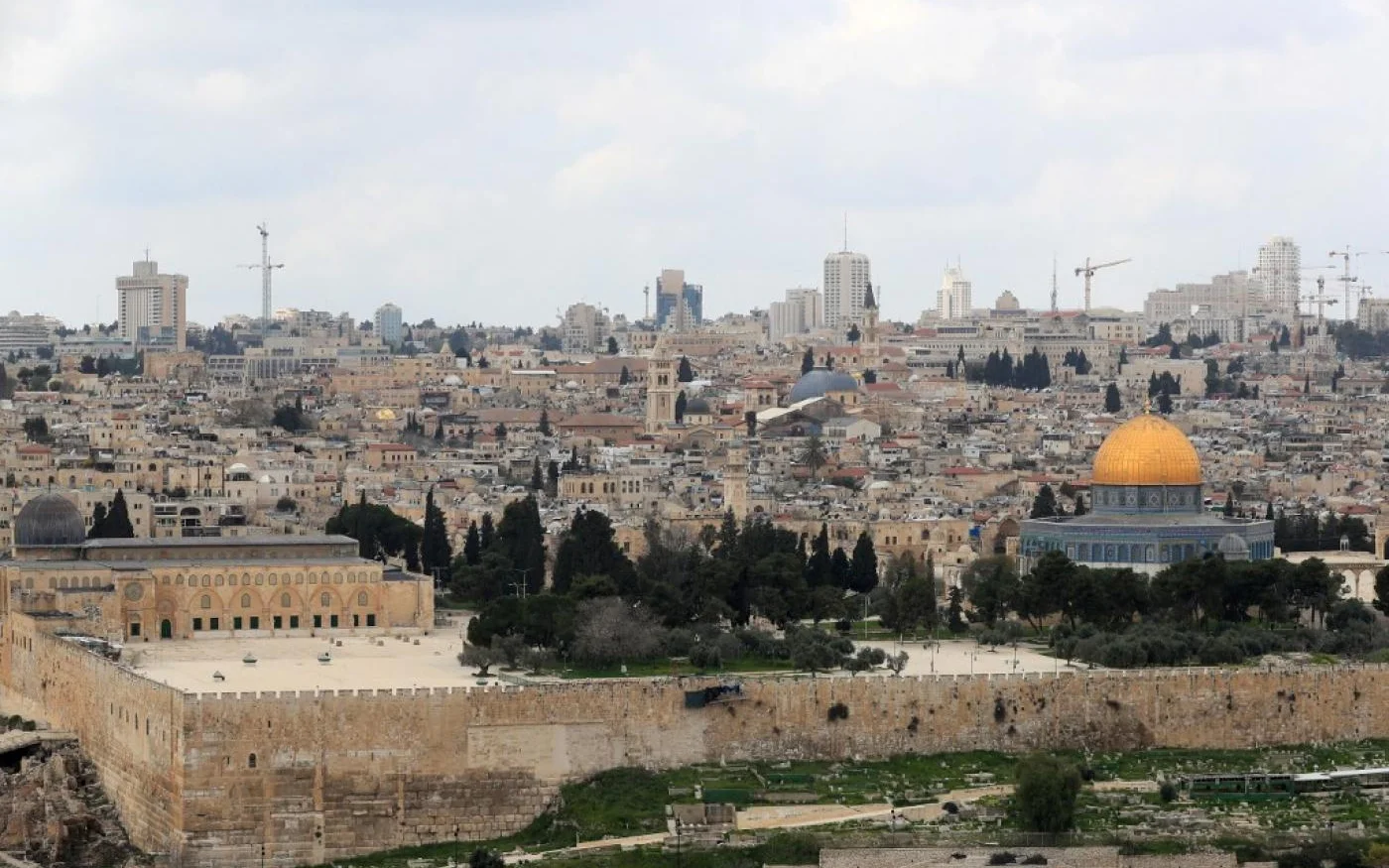 Le complexe de la mosquée al-Aqsa, dans la vieille ville de Jérusalem occupée, le 2 avril, après sa fermeture au public en raison de l’épidémie de coronavirus (AFP)