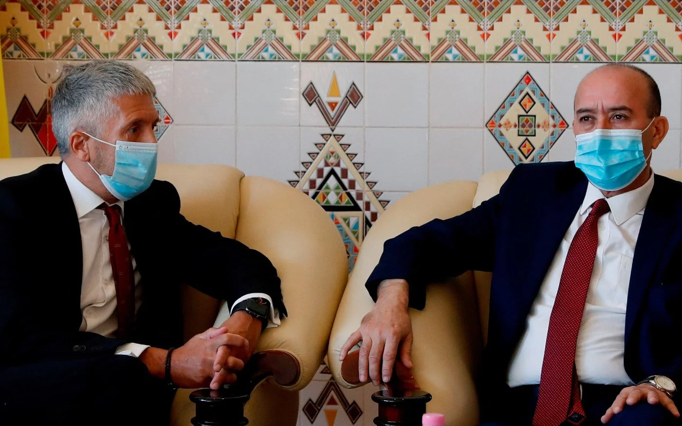 Le ministre espagnol de l’Intérieur Fernando Grande-Marlaska (G) en réunion avec son homologue algérien Kamel Beldjoud, le 10 août 2020 à Alger (AFP)