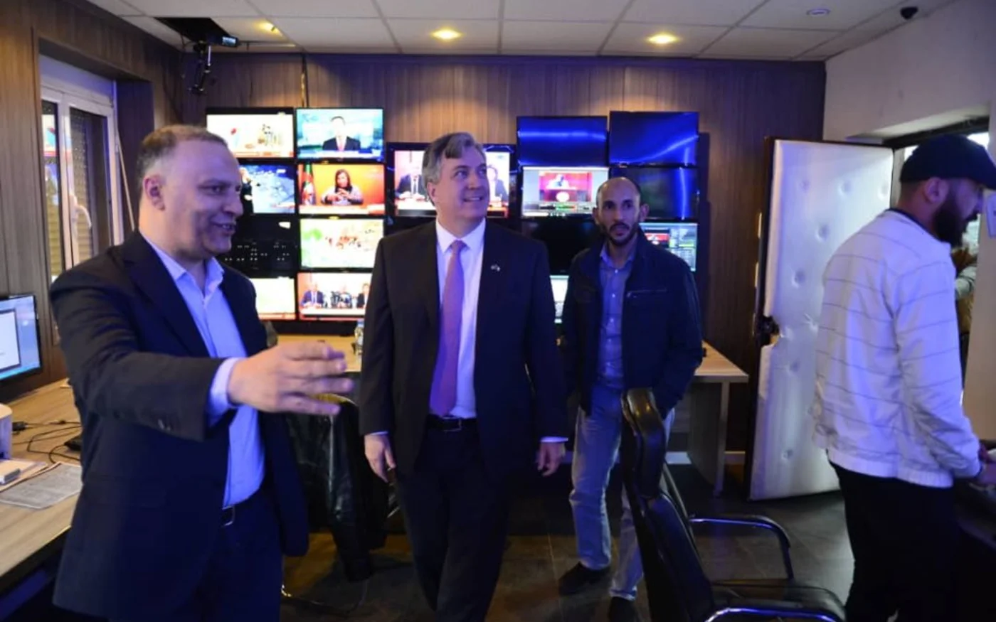 En 2020, Anis Rahmani fait visiter les locaux d’Ennahar TV à l’ambassadeur américain en Algérie, John Desrocher (Twitter/@anisrahmanidz)
