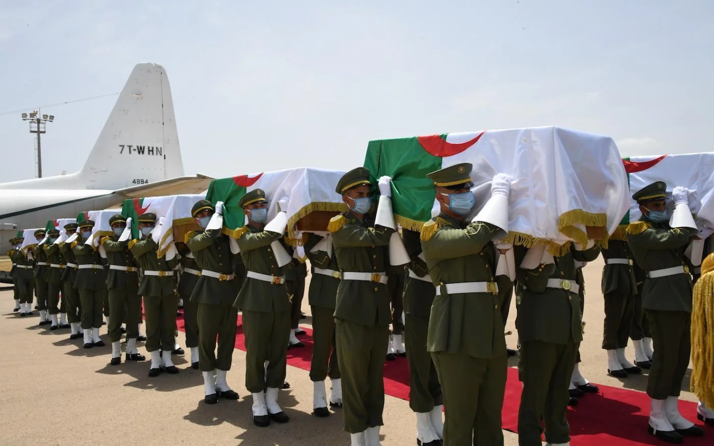 En juillet 2020, les restes de 24 résistants algériens à la colonisation française, cédés par des collectionneurs au Musée de l’homme à Paris en 1880 où ils se trouvaient jusqu’alors, ont été rapatriés en Algérie (Présidence algérienne)