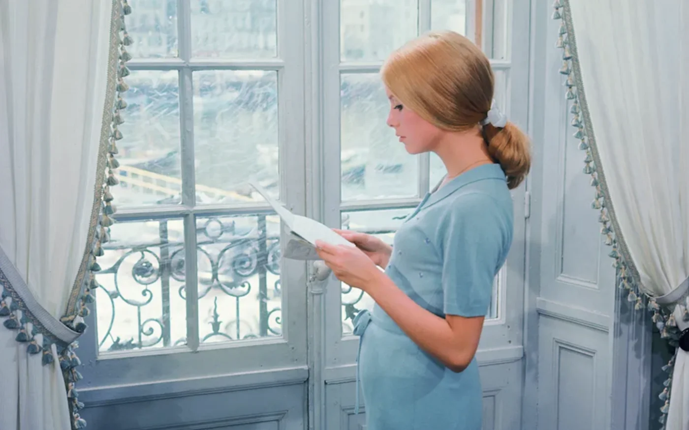 Dans le film Les Parapluies de Cherbourg, une jeune femme enceinte de son fiancé parti en Algérie se résigne à épouser un autre homme face au déshonneur : une capture des effets de la guerre sur les relations amoureuses, dans cette France corsetée que mai 1968 n’a pas encore fait bouger (Ciné Tamaris)