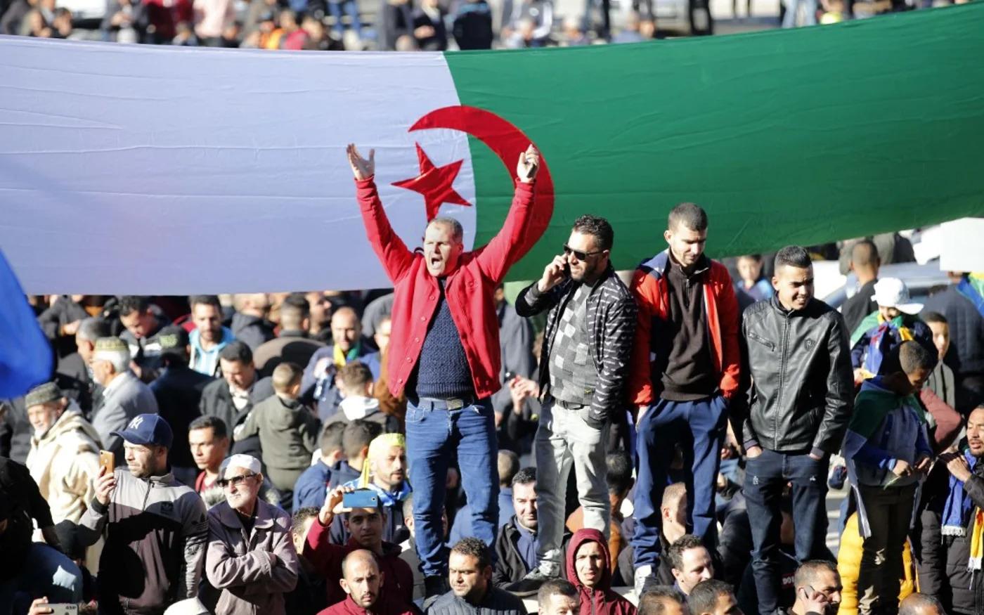 L’ensemble de ces détenus étaient accusés d’atteinte « à l’unité nationale », d’appartenance « à une organisation terroriste » et de « diffusion de fausses informations pouvant porter atteinte à l’unité nationale », des accusations récurrentes dans quasiment tous les procès liés au hirak (AFP)