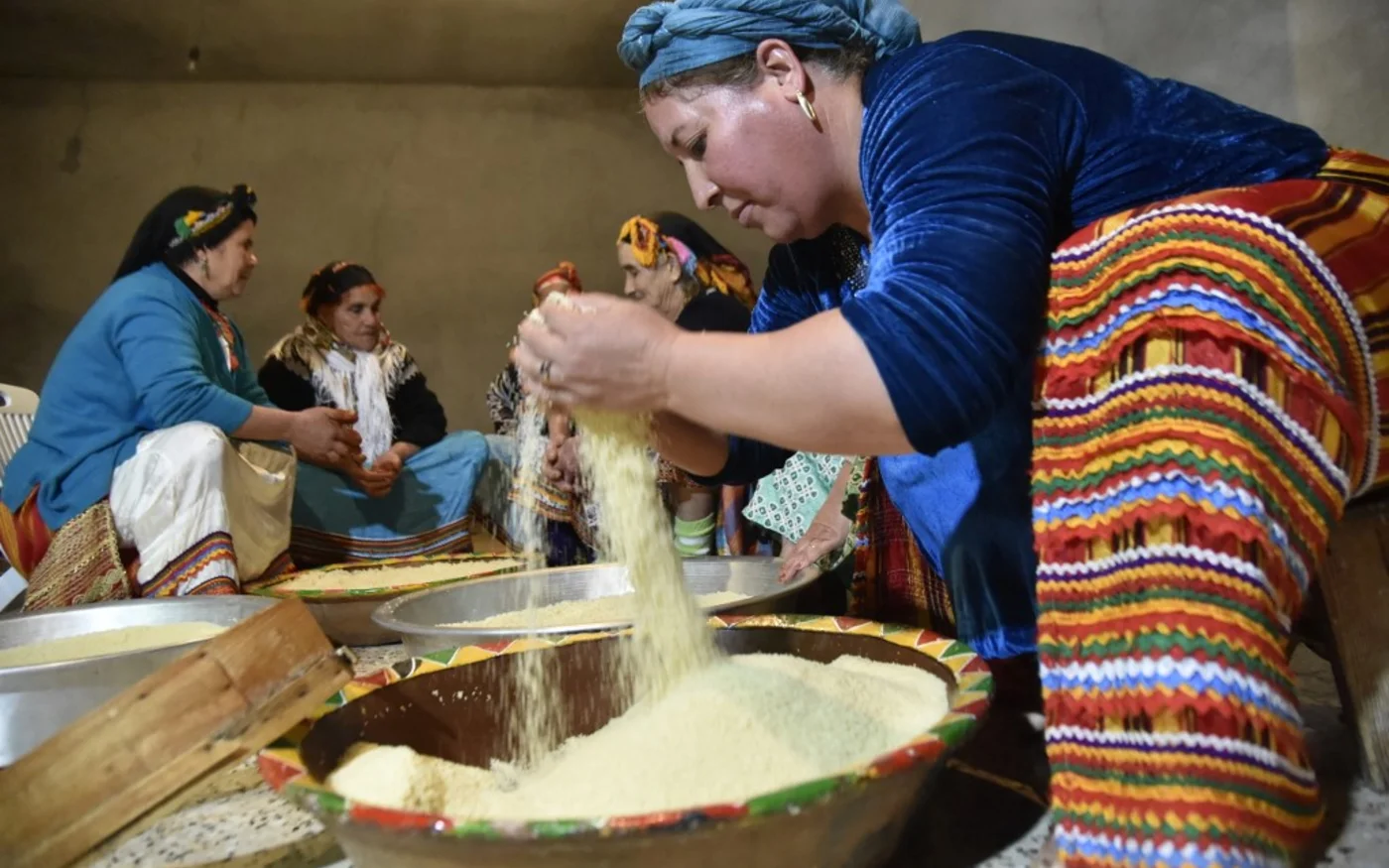 Le couscous est un plat incontournable du dîner de Yennayer. Ici, des Algériennes préparent la semoule à Ait el-Kacem, dans un village au sud de Tizi-Ouzou, en Kabylie, le 11 janvier 2018 (AFP/Ryad Kramdi)