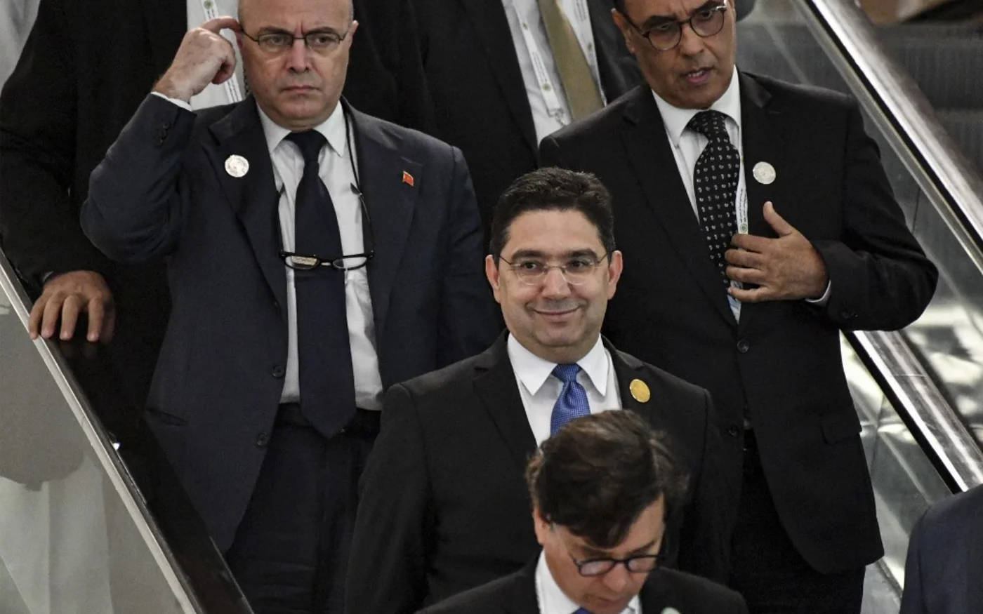 Nasser Bourita, le chef de la diplomatie marocaine, est présent lors du 31e sommet de la Ligue arabe à Alger en novembre 2022, mais les relations entre Alger et Rabat n’ont jamais été aussi mauvaises (AFP)