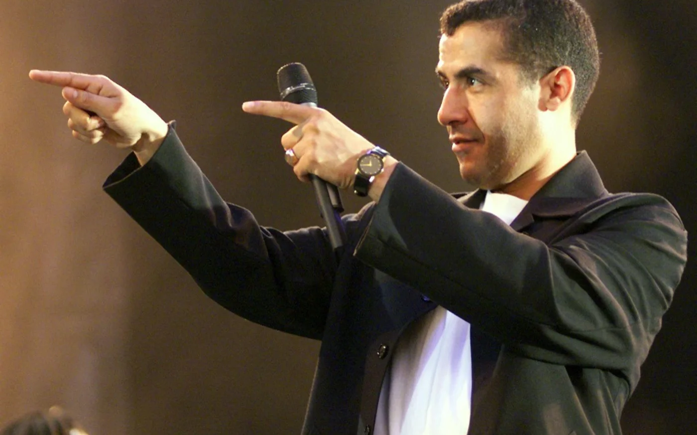 Le « prince du raï » algérien Cheb Mami se produit, le 10 juillet 1999, au festival des Eurockéennes de Belfort, devant plusieurs milliers de fans, renforçant la présence du raï dans l’un des plus grands festivals rock de l’été (AFP)