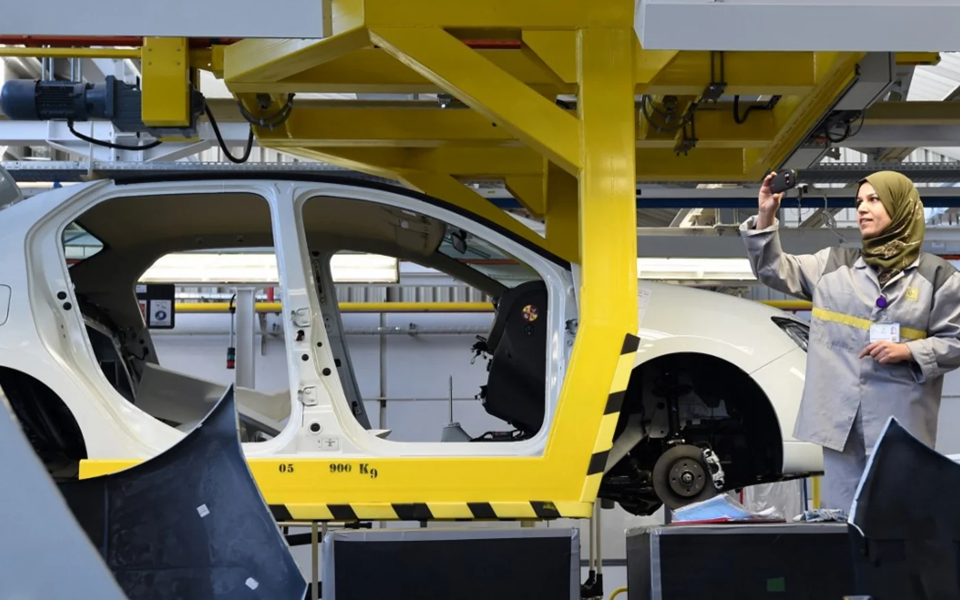 Selon un des nouveaux décrets destinés à relancer le marché automobile, les constructeurs sont désormais obligés d’exporter une partie de leurs véhicules montés localement et auront l’obligation d’atteindre 30 % d’intégration (part fabriquée localement) dans un délai de cinq ans (AFP/Farouk Batiche)