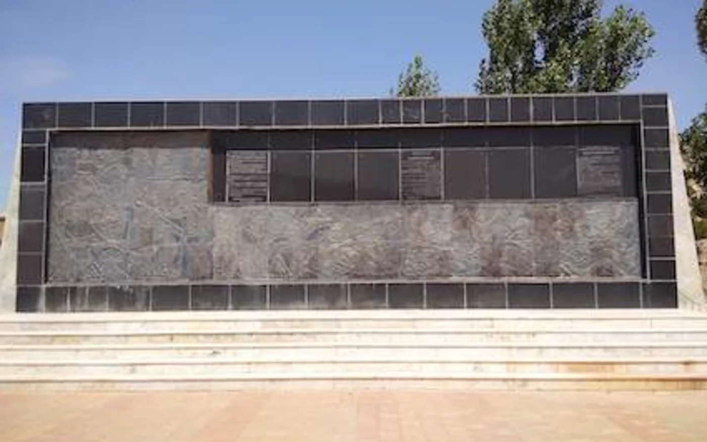 Stèle érigée en mémoire des victimes des enfumades du Dahra (MEE/Ali Boukhlef)