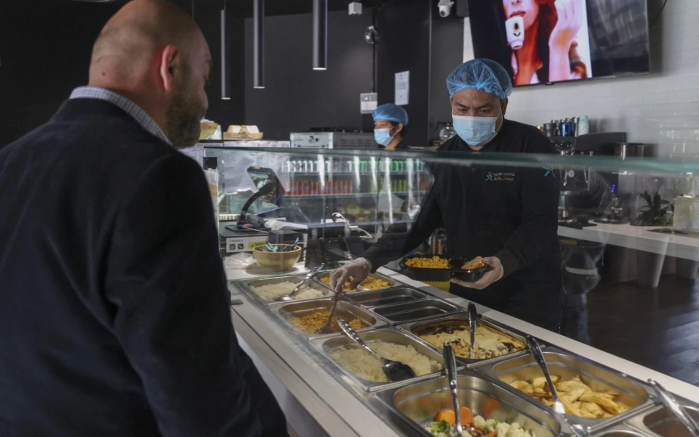 Un membre du personnel d’un restaurant prépare un repas diététique pour un client à Riyad, le 12 février 2023 (AFP/Fayez Nureldine)