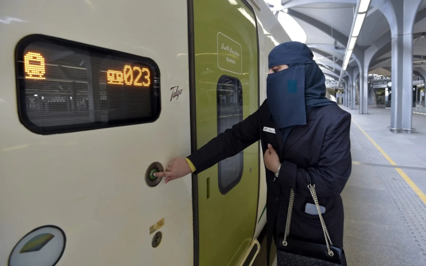 « Le premier jour de travail ici a été comme un rêve pour moi : entrer dans le train, dans la cabine » – Tharaa Ali, conductrice de train à haute vitesse (AFP/ Amer Hilabi)