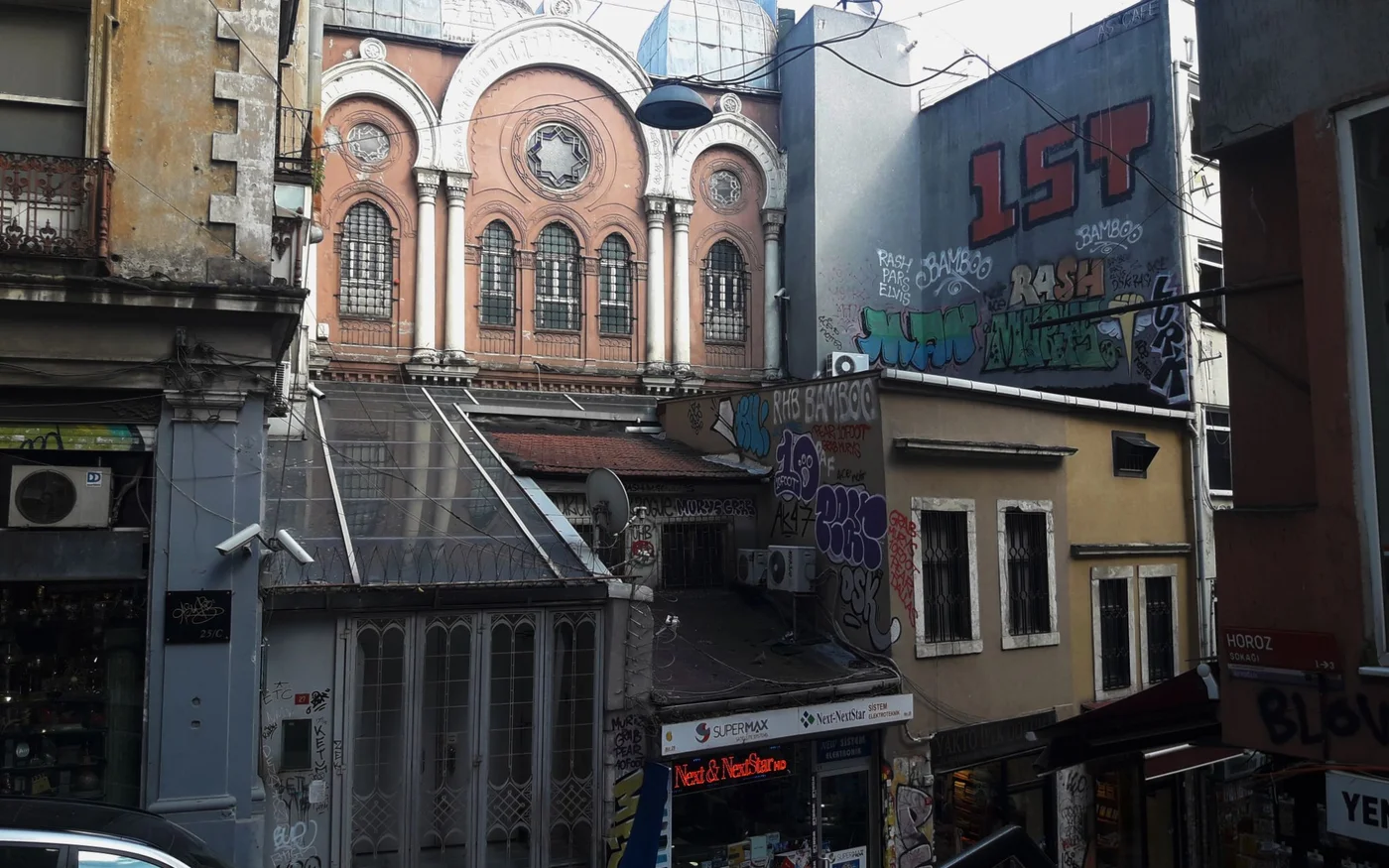 L’extérieur de la synagogue ashkénaze est de style européen orné et il s’agit de l’une des trois seules synagogues ashkénazes d’Istanbul (MEE/Tessa Fox)