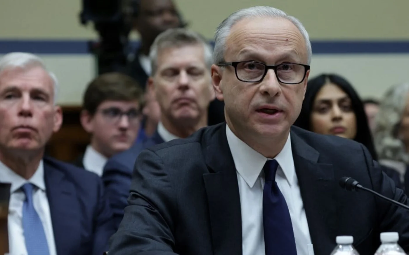 James Baker, ancien conseiller général adjoint de Twitter, témoigne lors d’une audition devant la commission de la Chambre des représentants en charge de la surveillance et de la responsabilité, le 8 février 2023 à Washington (AFP)