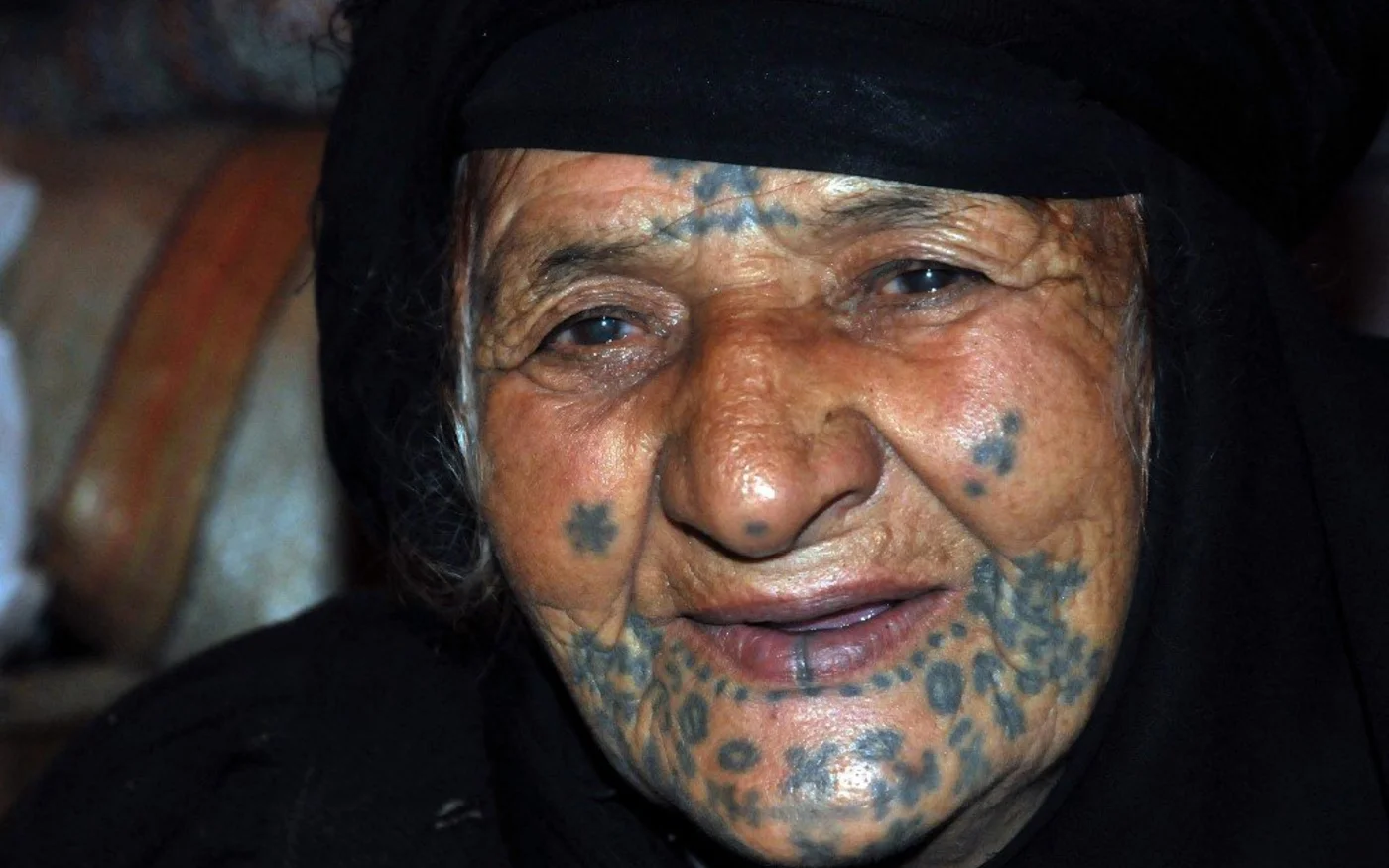 Une femme bédouine de Syrie montre ses tatouages aux diverses significations (AFP)