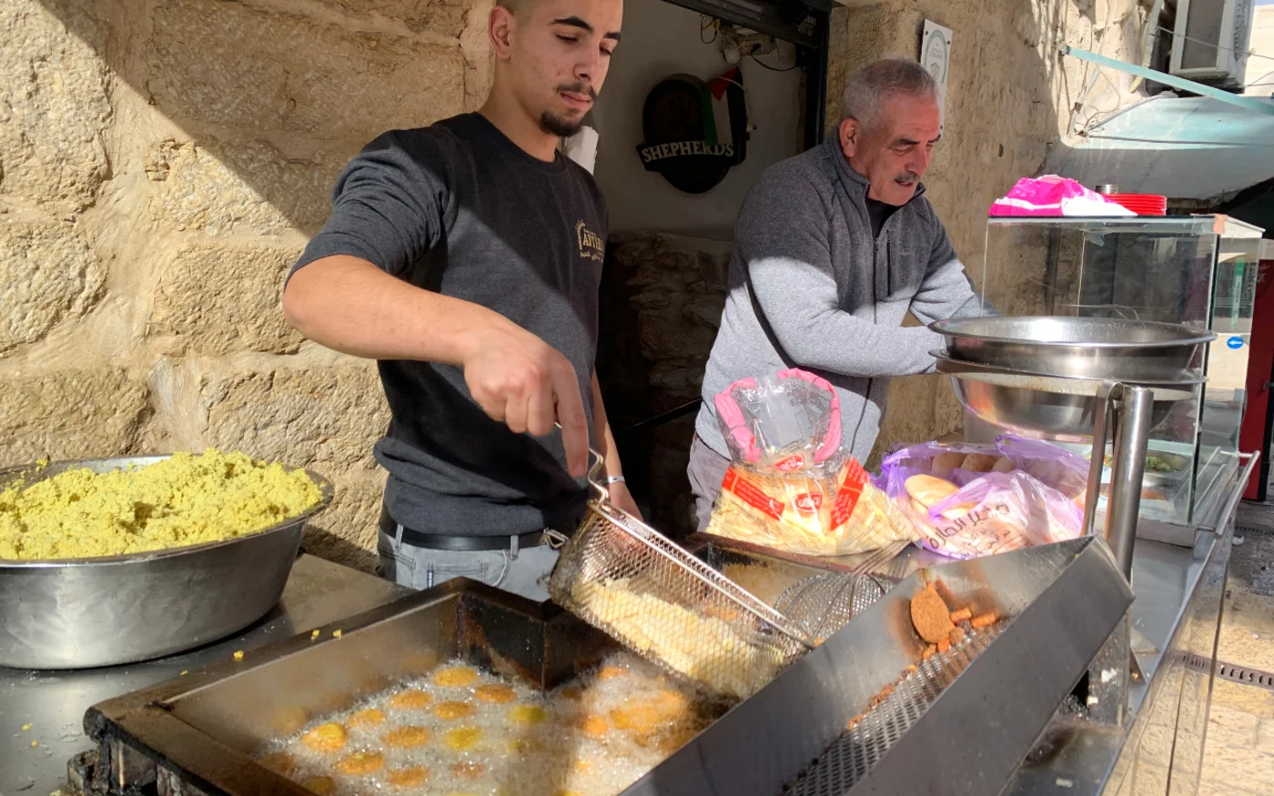 Saliba Salameh (à droite) nourrissait de grands espoirs à l’idée d’un retour du tourisme à Bethléem cette année, mais ceux-ci ont été anéantis (MEE/Shatha Hammad)