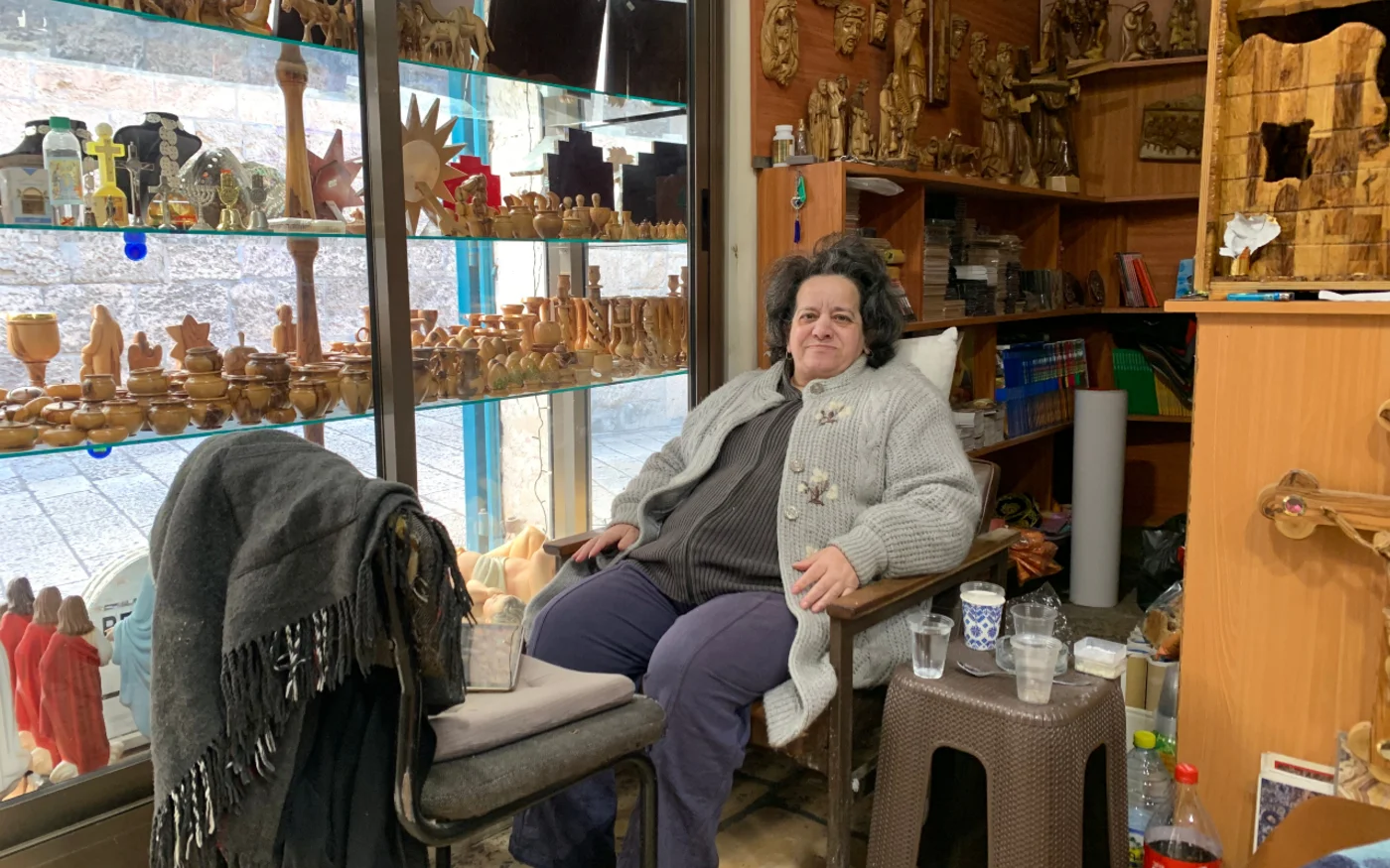 Yvene Qanawati affirme que la perspective de vendre ses souvenirs aux touristes est devenue un rêve lointain (MEE/Shatha Hammad)