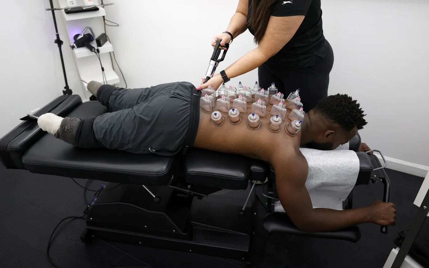 L’athlète paralympique Blake Leeper subit une procédure de ventouses en Californie en 2021 (AFP)
