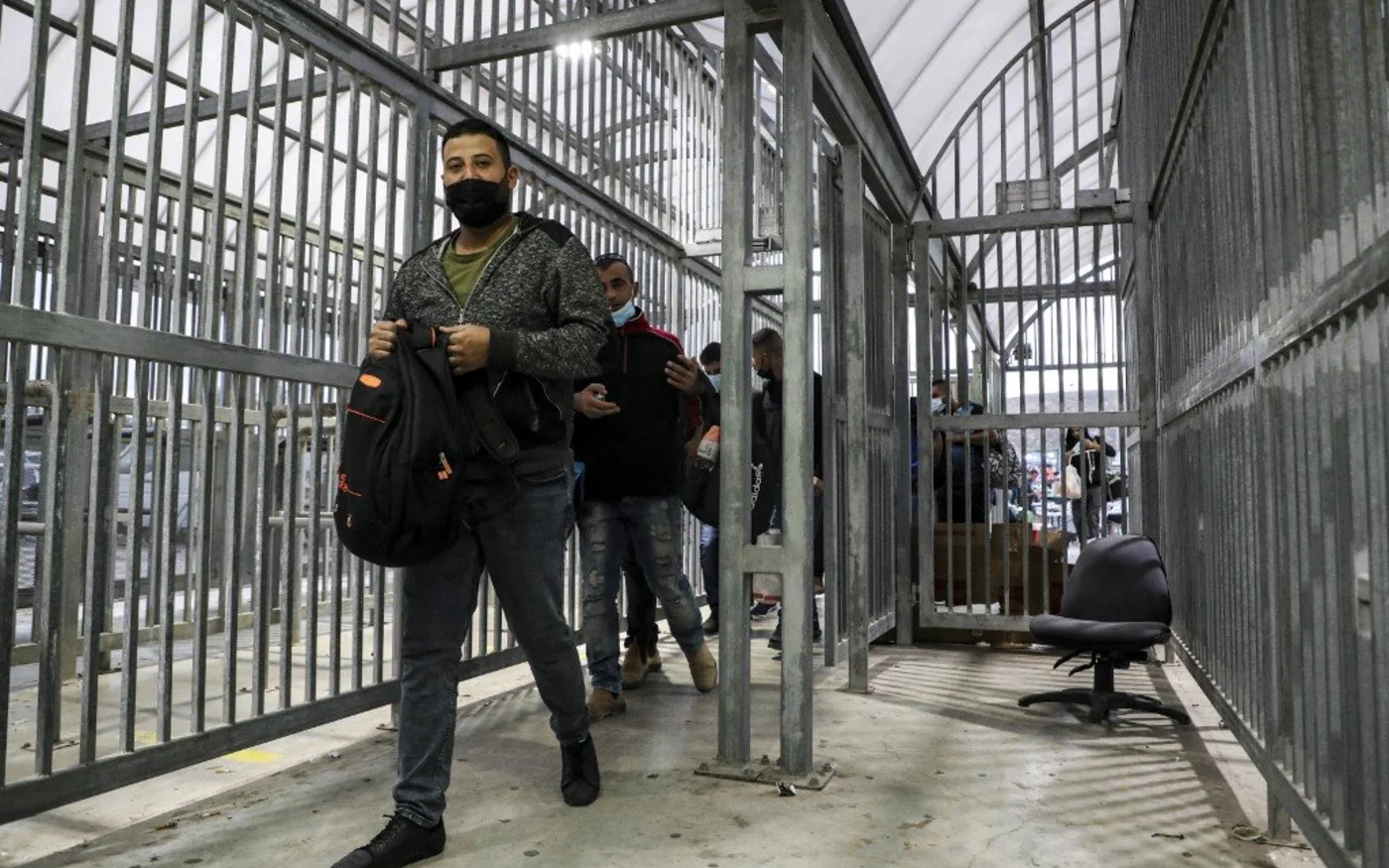 Des Palestiniens traversent un poste de contrôle au nord de Hébron, le 4 octobre (AFP)